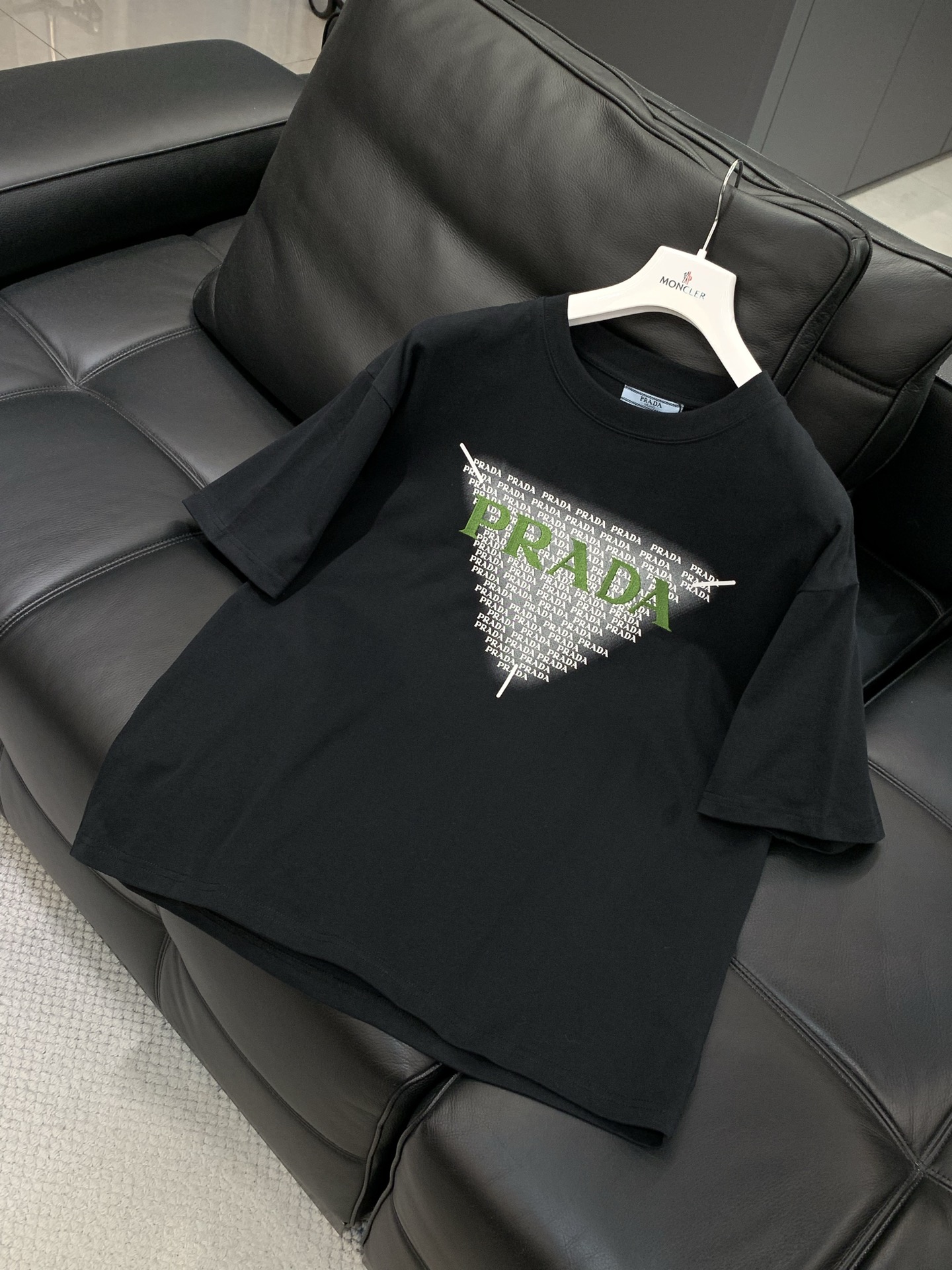 🌾，，PRADA 普拉达，2025夏季最新品，专柜同步有售，时尚休闲圆领短袖T恤，进口原版面料，做工极为