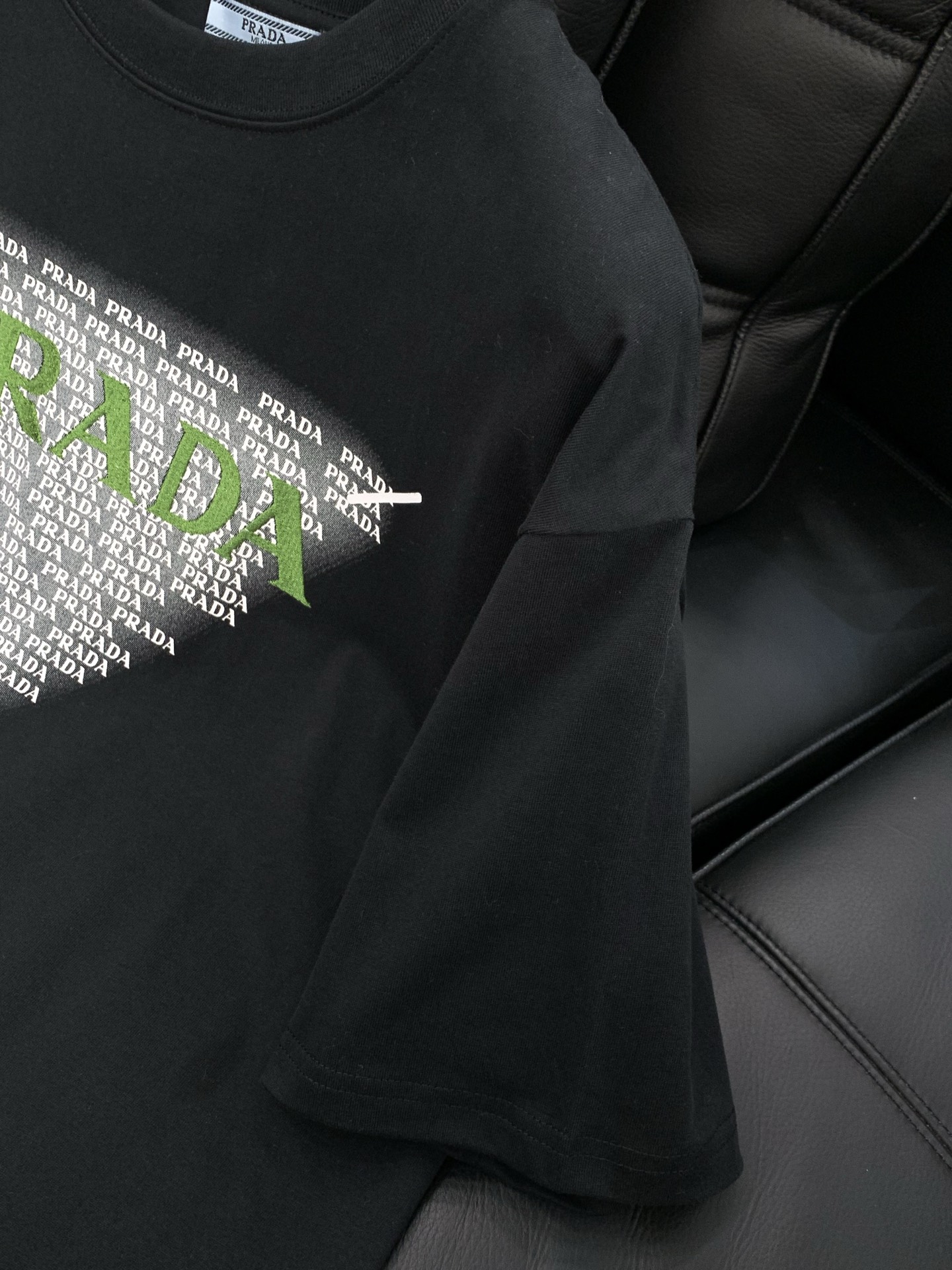 🌾，，PRADA 普拉达，2025夏季最新品，专柜同步有售，时尚休闲圆领短袖T恤，进口原版面料，做工极为