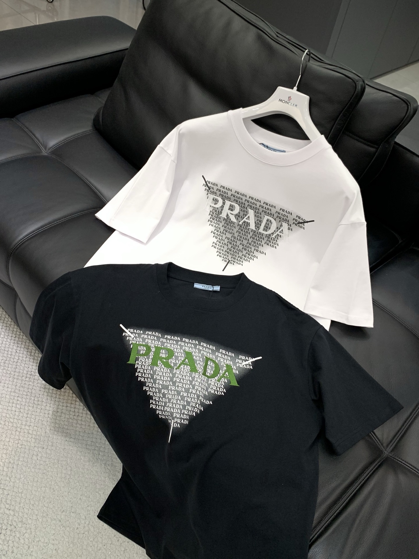 🌾，，PRADA 普拉达，2025夏季最新品，专柜同步有售，时尚休闲圆领短袖T恤，进口原版面料，做工极为