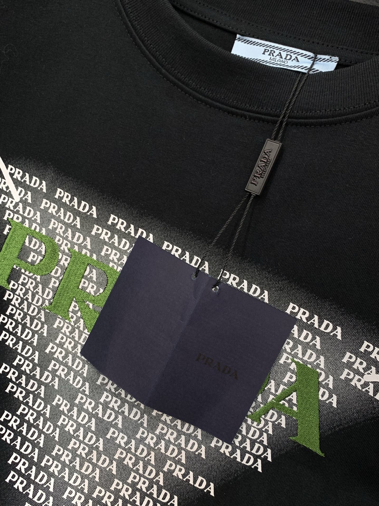 🌾，，PRADA 普拉达，2025夏季最新品，专柜同步有售，时尚休闲圆领短袖T恤，进口原版面料，做工极为