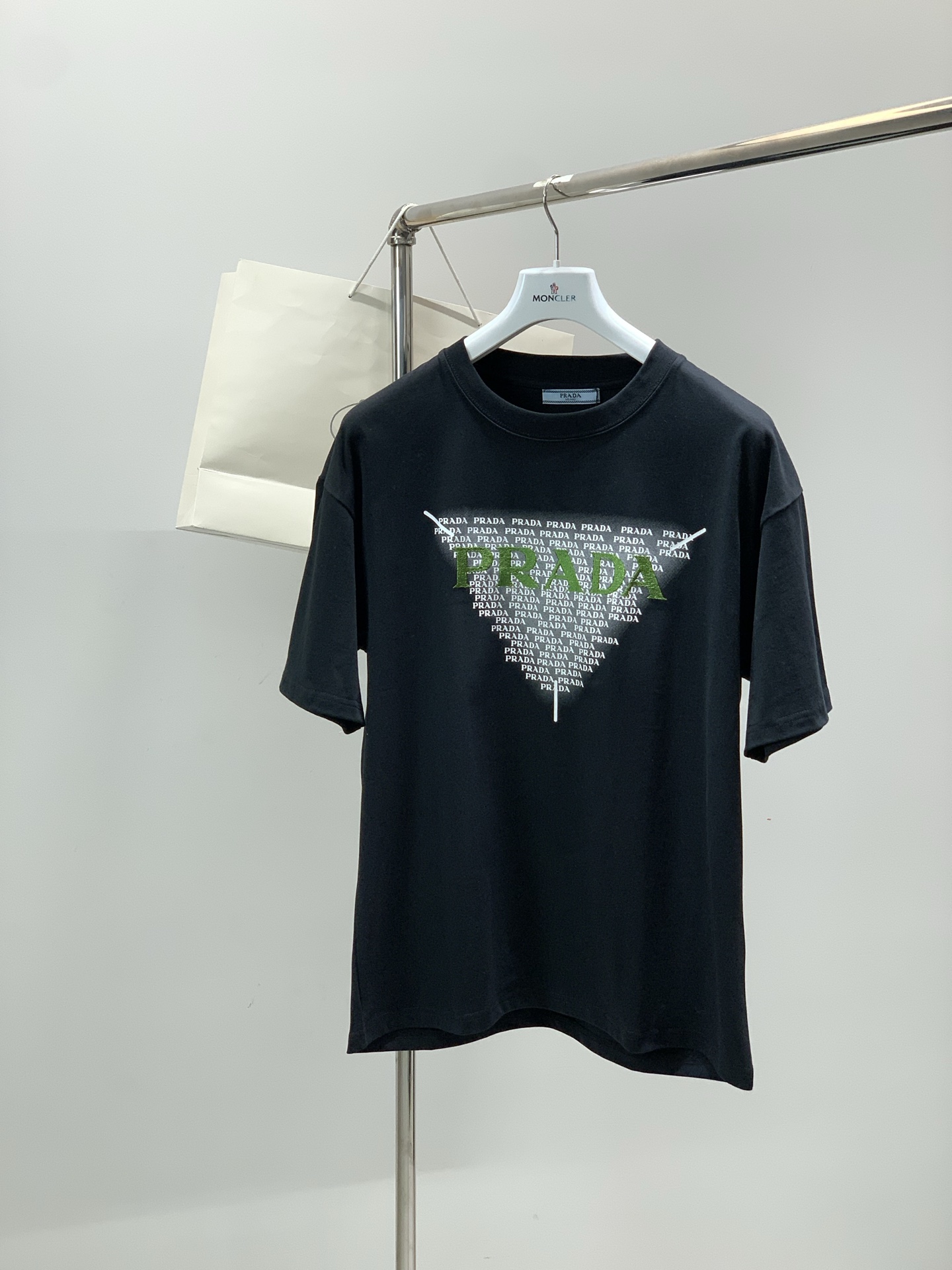 🌾，，PRADA 普拉达，2025夏季最新品，专柜同步有售，时尚休闲圆领短袖T恤，进口原版面料，做工极为