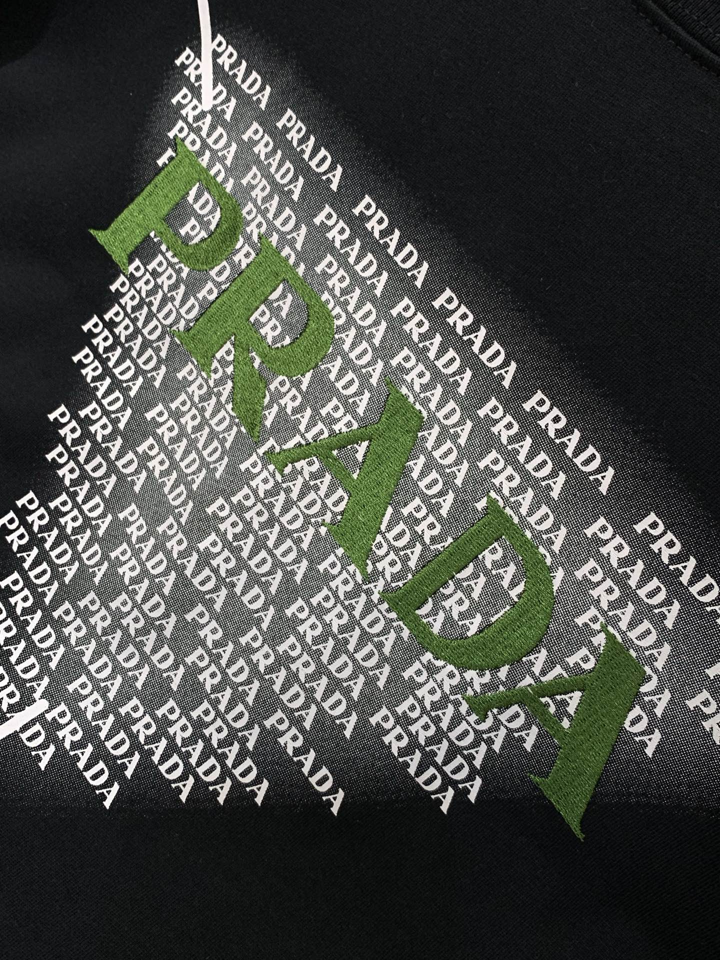 🌾，，PRADA 普拉达，2025夏季最新品，专柜同步有售，时尚休闲圆领短袖T恤，进口原版面料，做工极为