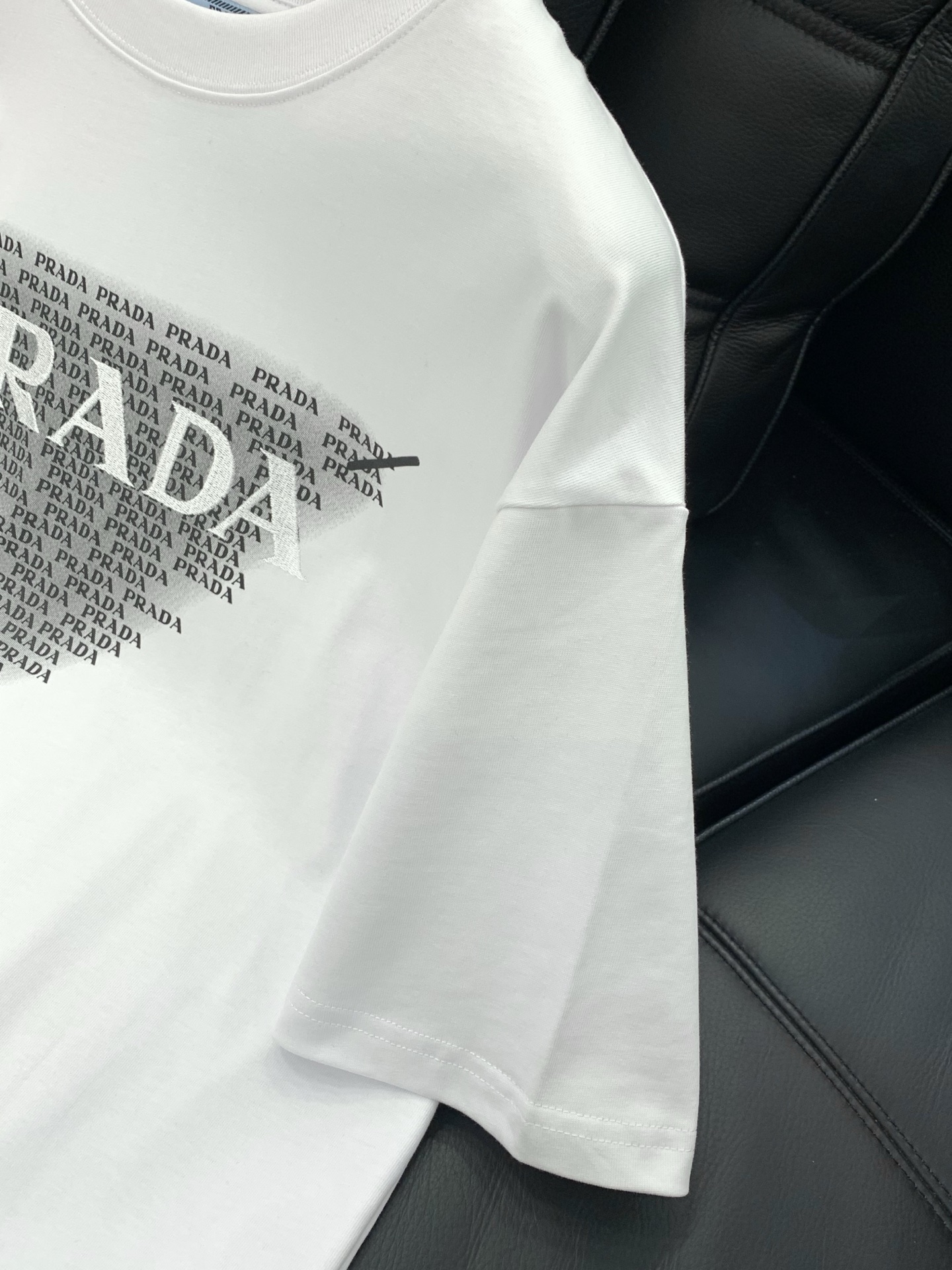 🌾，，PRADA 普拉达，2025夏季最新品，专柜同步有售，时尚休闲圆领短袖T恤，进口原版面料，做工极为