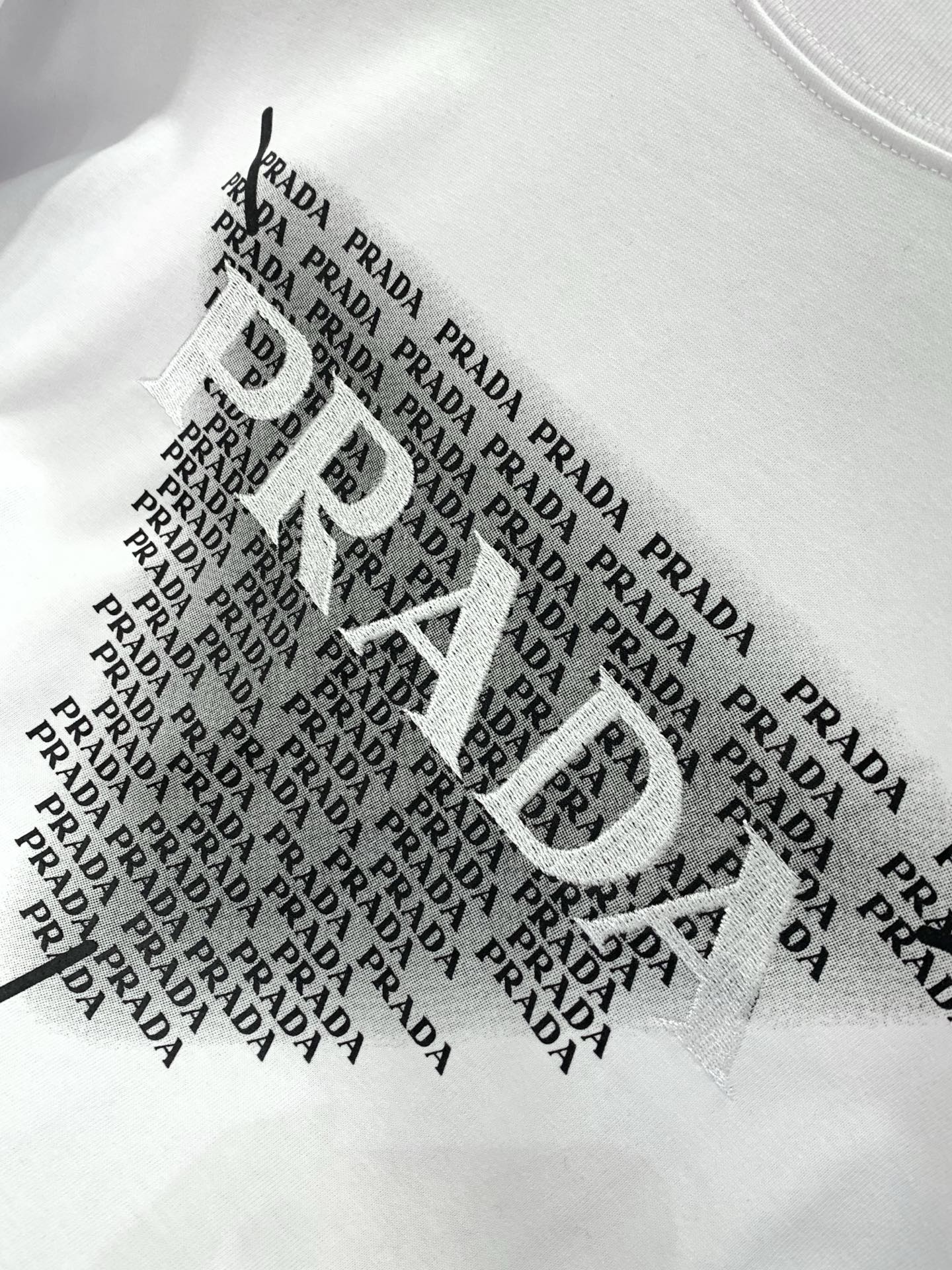 🌾，，PRADA 普拉达，2025夏季最新品，专柜同步有售，时尚休闲圆领短袖T恤，进口原版面料，做工极为