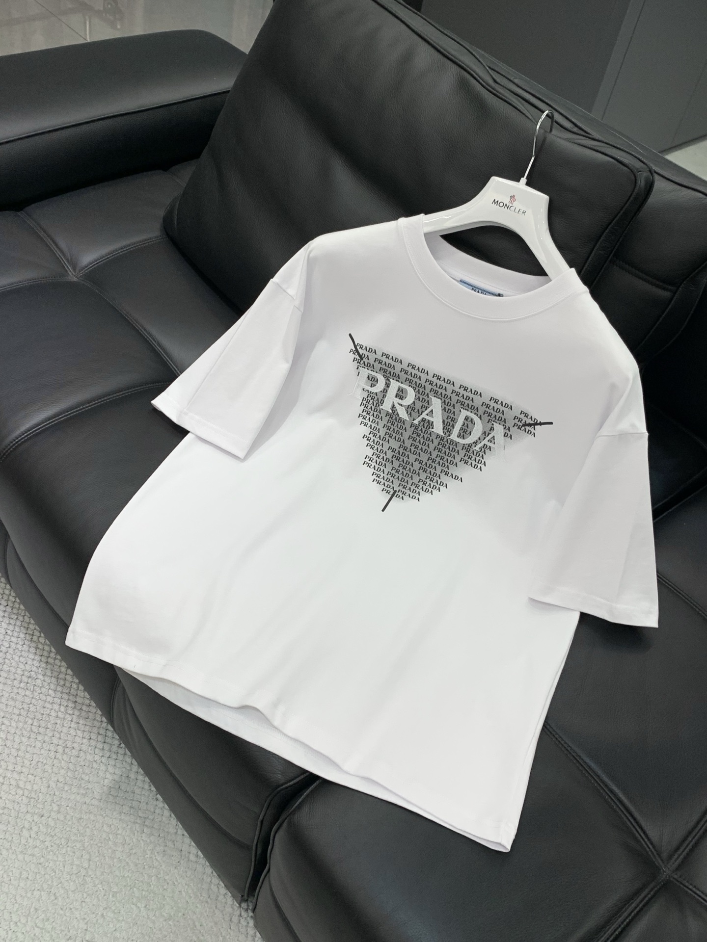 🌾，，PRADA 普拉达，2025夏季最新品，专柜同步有售，时尚休闲圆领短袖T恤，进口原版面料，做工极为