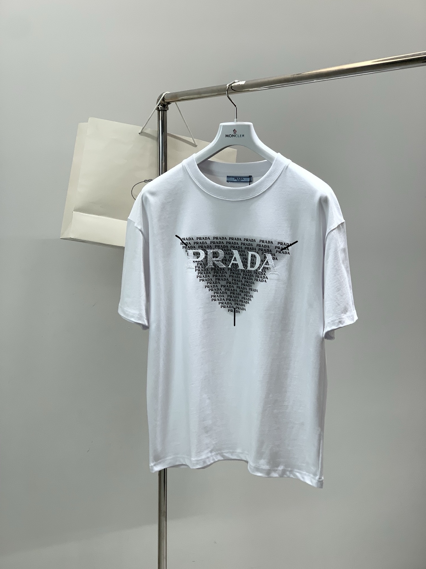 🌾，，PRADA 普拉达，2025夏季最新品，专柜同步有售，时尚休闲圆领短袖T恤，进口原版面料，做工极为
