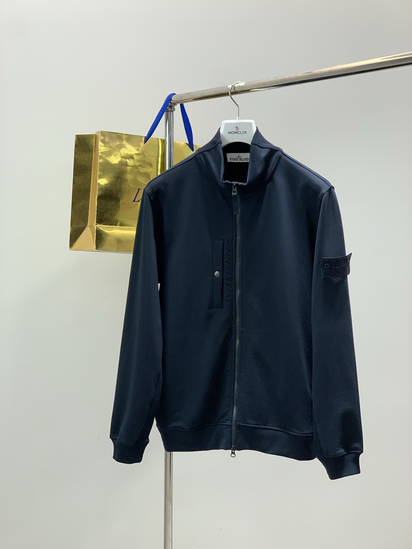 NO:726658,Years later, Stone Island is the most handsome item in this year's ghost series... Wear it in autumn and winter. Stone Island aw ghost stand-up collar knitted jacket is produced by the strongest OEM factory in China and is used for foreign trade orders. It has very strict requirements!  Navy blue, white and gray. Size m-3xL. M size bust 116 shoulder width 49 length 70 sleeve length 65 other sizes bust L12019860909年后,,石头岛 今年ghost系列最帅单品….秋冬穿搭Stone 岛aw幽灵立领夹克针织外套,国内最强代工厂制作,外贸订单.要求十分严苛的存在！ 藏蓝 白灰两色. 尺码m-3xL. m码胸围116 肩宽49 衣长70 袖长65 其他码胸围L120 xL124 xxL128 3xL132 肩宽衣长袖长每码相差1.3cm,,jackets & coats,jackets & coats,,Men's clothing