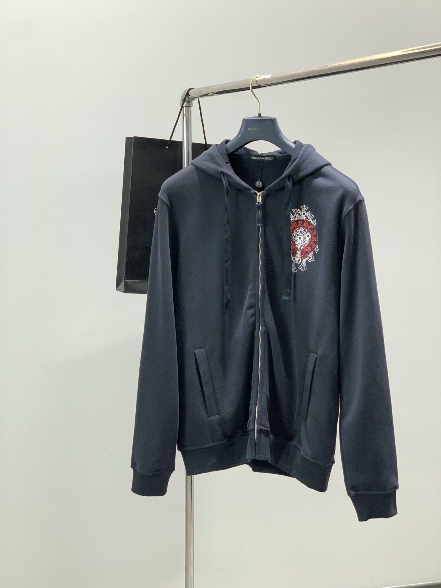 NO:726652,After-sales, Chrome Hearts, 2025 autumn and winter new products, available at counters simultaneously, original goods, fashionable casual velvet hooded jacket, using imported original fabrics, top-notch printing technology letter pattern logo, original hardware accessories decoration, unique design, counter appearance, stylish and handsome upper body, size M-5XL,,chrome hearts,chrome hearts,jackets & coats,hats,19860909售后,,Chrome Hearts 克罗心,2025秋冬新品,专柜同步有售,原单狠货,时尚休闲绒连帽外套,采用进口原版面料,顶级印花工艺字母图案logo,原版五金辅料装饰,独特设计,专柜卖相,上身时尚帅,码数M-5XL,,chrome hearts,chrome hearts,jackets & coats,hats,,Men's clothing