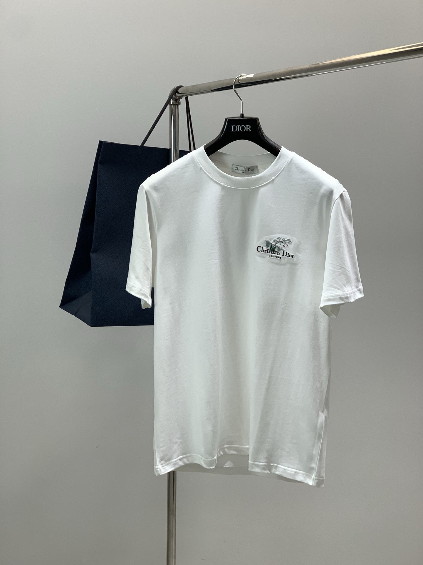 NO:726625,, Dior, 2025 new summer products, available at counters simultaneously, simple, fashionable and casual round-neck short-sleeved T-shirt, original imported fabric, comfortable and breathable, top-notch embroidered letter pattern logo, extremely high-grade, unique design, fashionable and handsome upper body!  2 colors recommended, sizes M-5XL Size back medium length Shoulder width Chest circumference Sleeve length Weight Height SIZELENGTHSHOULDERCHESTSLEEVEWEIGHTHEIGHT M68.546.81062290-125kg 160-170cm L704811023125-145kg 170-175cm  XL71.549.211424145-165kg 175-cm 2XL7350.411825165-185kg-185cm 3XL7451.612226185-205kg 185-190cm 4XL7552.812627205-225kg 190-195cm  5XL765413028225-260 catties 195-205cm,,dior,dior,T-shirt,tees,t-shirt,19860909,Dior 迪奥, 2025夏季新品,专柜同步有售,简约时尚休闲圆领短袖T恤,原版进口面料,舒适透气,顶级刺绣工艺字母图案logo,档次极高,独特设计,上身时尚帅气！2色推荐,码数M-5XL 尺码后中长肩宽胸围袖长体重身高 SIZELENGTHSHOULDERCHESTSLEEVEWEIGHTHEIGHT M68.546.81062290-125斤160-170cm L704811023125-145斤170-175cm XL71.549.211424145-165斤175-cm 2XL7350.411825165-185斤-185cm 3XL7451.612226185-205斤185-190cm 4XL7552.812627205-225斤190-195cm 5XL765413028225-260斤195-205cm,,dior,dior,T-shirt,tees，t-shirt,,Men's clothing