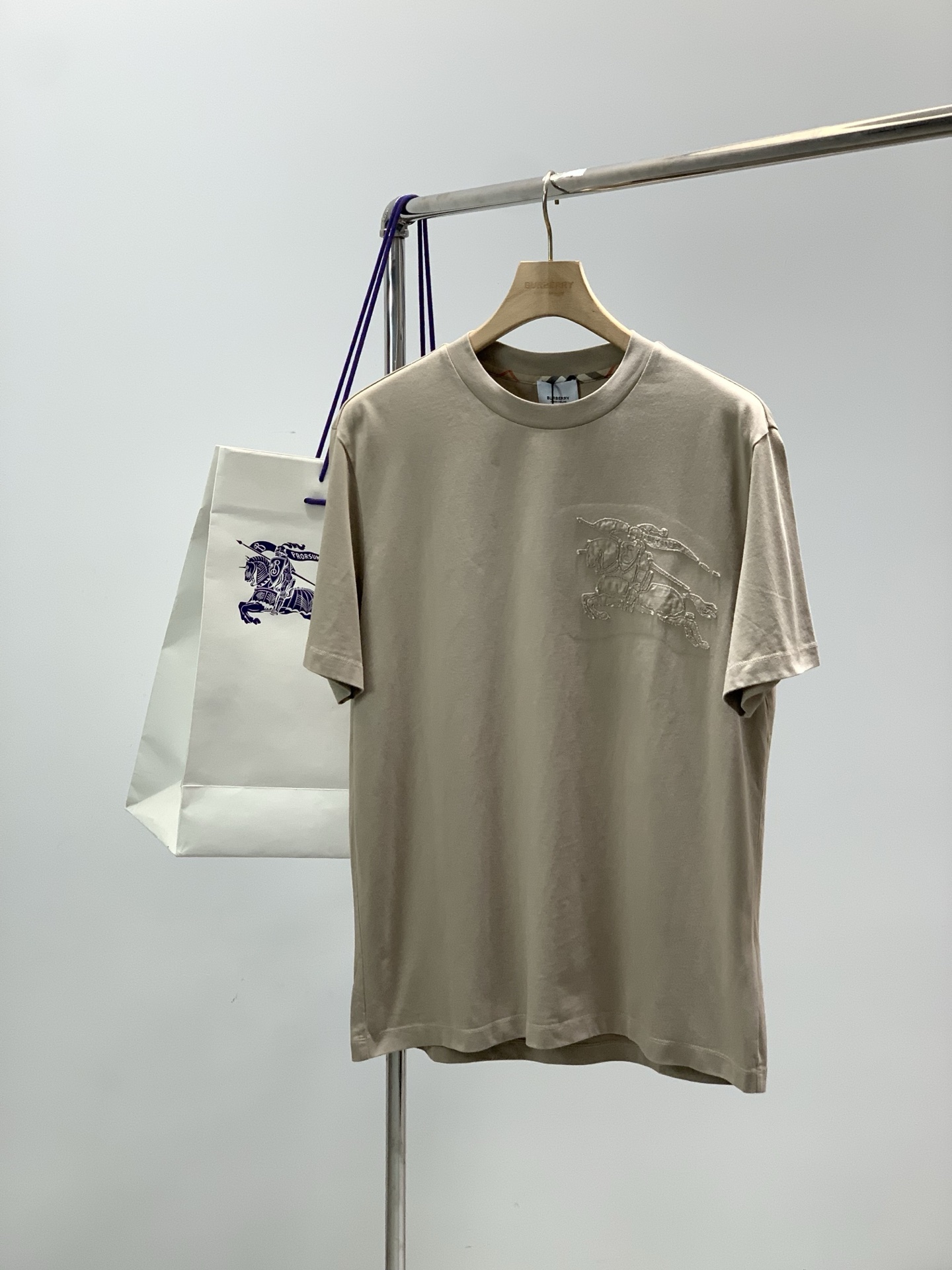 NO:726642,Years later, Burberry, 2025 summer latest products, available at counters simultaneously, original goods, fashionable and casual round neck short-sleeved T-shirt, imported original fabric, comfortable and breathable upper body, top embroidery craft letter pattern decorated logo, extremely high grade, comfortable and versatile, handsome upper body, 4 colors recommended, size M-5XL,, burberry, burberry, T-shirt, tees, t-shirt,19860909年后,,Burberry 巴宝莉,2025夏季最新品,专柜同步有售,原单狠货,时尚休闲圆领短袖T恤,进口原版面料,上身舒适透气,顶级刺绣工艺字母图案装饰logo,档次极高,舒适百搭,上身帅气十足,4色推荐,码数M-5XL,,burberry,burberry,T-shirt,tees，t-shirt,,Men's clothing