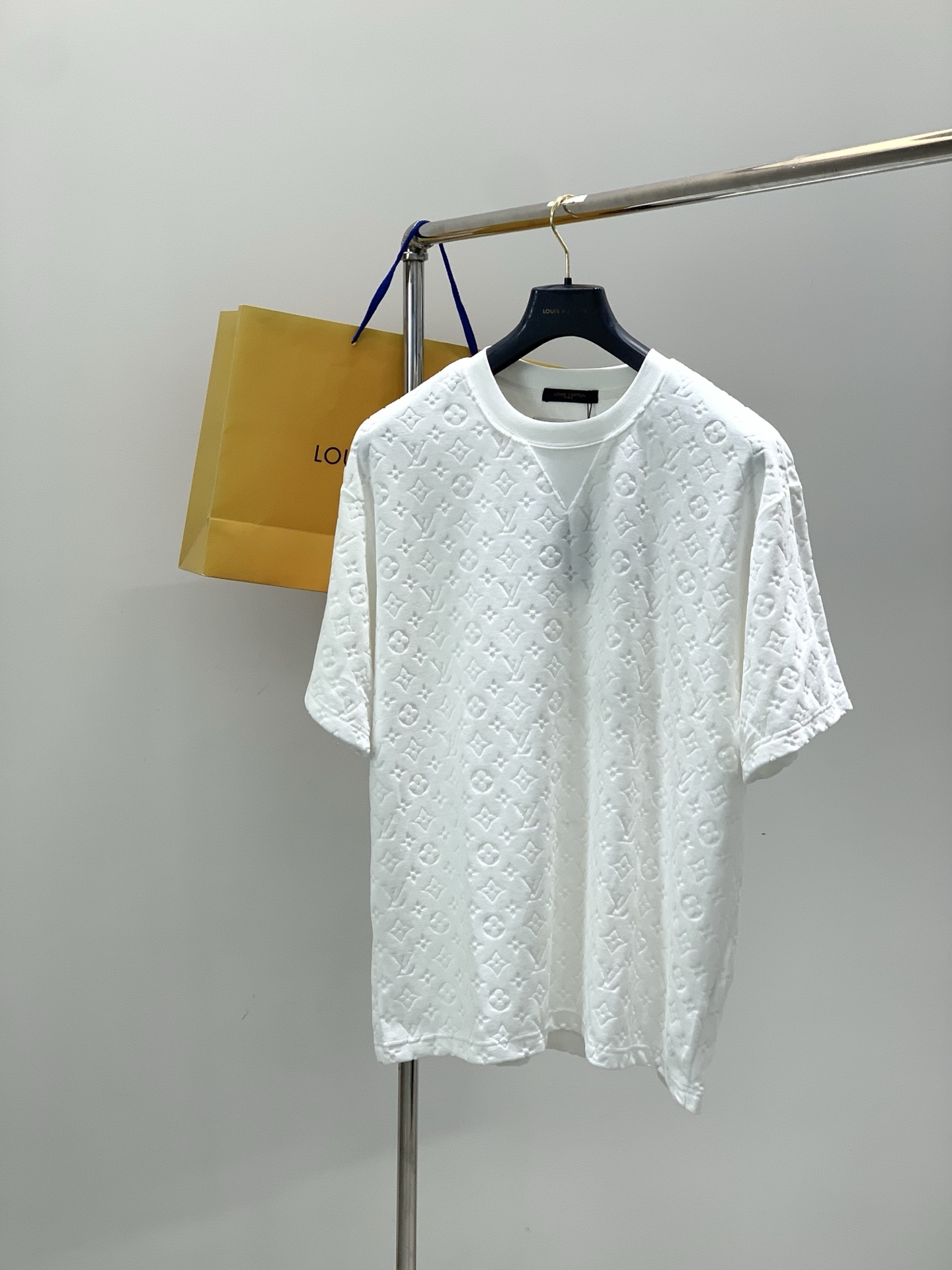 NO:726688,Years later, Louis Vuitton, the latest model for the summer of 2025, is available at the counter at the same time, original order, fashionable and casual round neck short-sleeved T-shirt, the upper body is very unique!  Eye-catching and bright, imported original fabric, exquisite flocking process letter pattern decoration logo, simple yet stylish, classic atmosphere, comfortable and breathable, handsome and stylish upper body, size S-Xl size bra long shoulder width sleeve length S104715218 M110735519 116755820 XL12276.56121,, louis vuitton, louis  vuitton,T-shirt,tees,t-shirt,19860909年后,,LouisVuitton 路易威登,2025夏季最新款,专柜同步有售,原单狠货,时尚休闲圆领短袖T恤,上身很有特点！吸睛而有亮点,进口原版面料,精致植绒工艺字母图案装饰Logo,简单而不失时尚,经典大气,舒适透气,上身帅气有型,码数S-Xl 尺码胸围衣长肩宽袖长 S104715218 M110735519 116755820 XL12276.56121,,louis vuitton,louis vuitton,T-shirt,tees，t-shirt,,Men's clothing