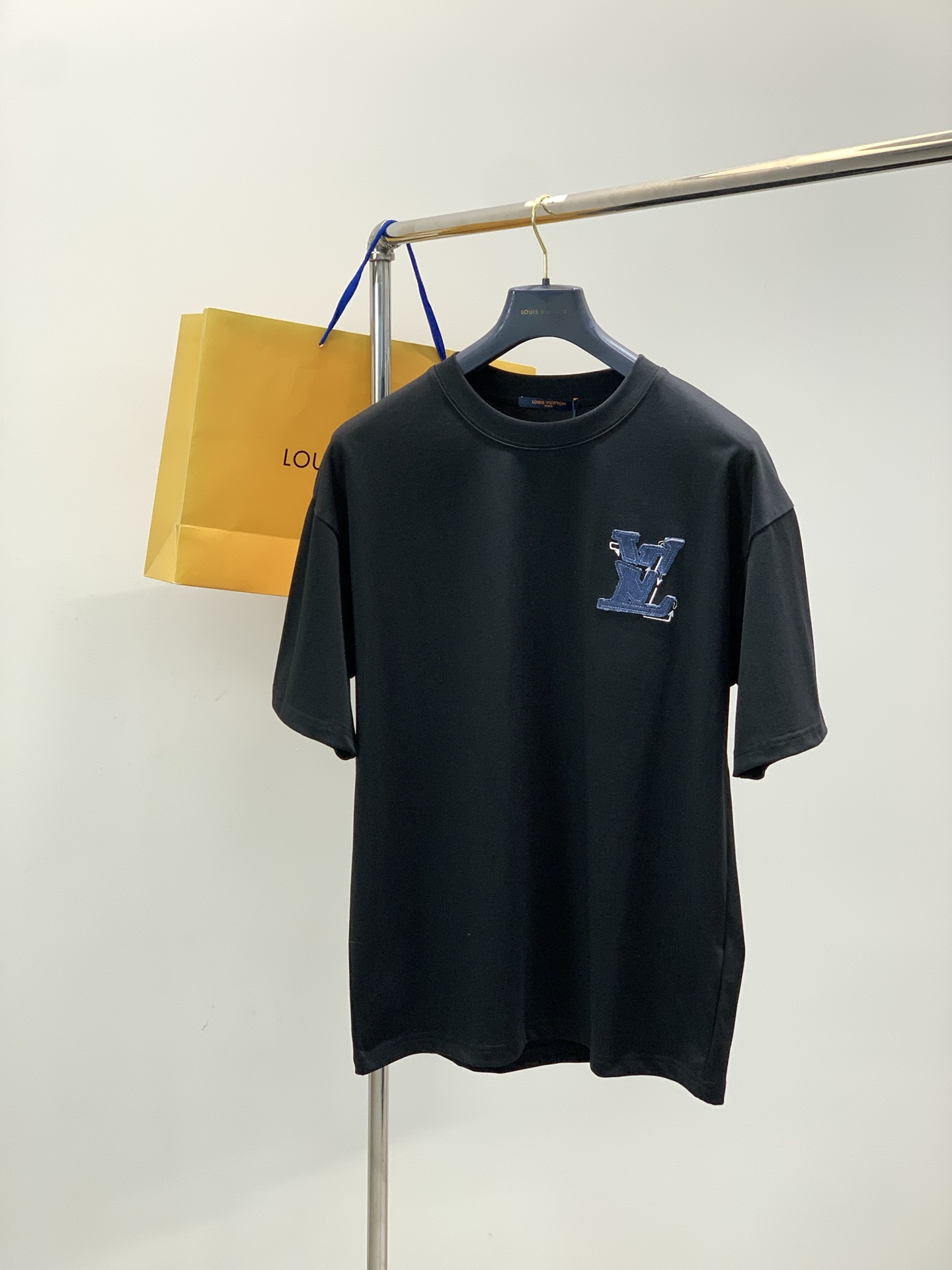 NO:726665,Years later, Louis Vuitton, the latest model for the summer of 2025, is available at the counter at the same time, original order, fashionable and casual round neck short-sleeved T-shirt, the upper body is very unique!  Eye-catching and bright, imported original fabrics, top embroidery crafts letter pattern decoration logo, simple yet fashionable, classic atmosphere, comfortable and breathable, handsome and stylish upper body, 2 colors recommended, size S-Xl size bra long shoulder width sleeve length S104715218 M110735519 L 116755820 XL12276.56121,, louis vuitton, louis  vuitton,T-shirt,tees,t-shirt,19860909年后,,LouisVuitton 路易威登,2025夏季最新款,专柜同步有售,原单狠货,时尚休闲圆领短袖T恤,上身很有特点！吸睛而有亮点,进口原版面料,顶级刺绣工艺字母图案装饰Logo,简单而不失时尚,经典大气,舒适透气,上身帅气有型,2色推荐,码数S-Xl 尺码胸围衣长肩宽袖长 S104715218 M110735519 L 116755820 XL12276.56121,,louis vuitton,louis vuitton,T-shirt,tees，t-shirt,,Men's clothing