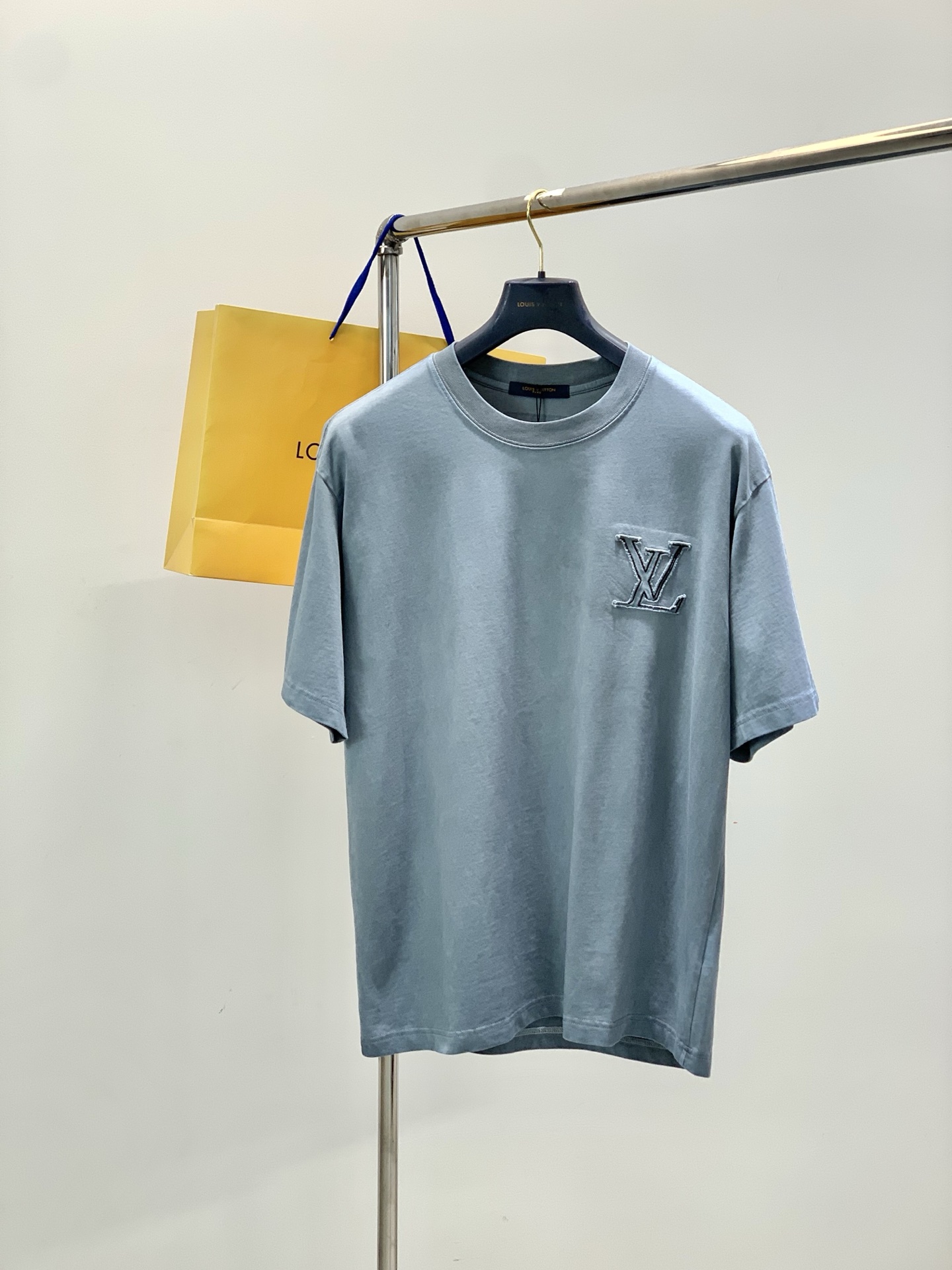 NO:726687,Years later, Louis Vuitton, the latest model for the summer of 2025, is available at the counter at the same time, original order, fashionable and casual round neck short-sleeved T-shirt, the upper body is very unique!  Eye-catching and bright, imported original fabrics, top embroidery craftsmanship letter pattern decoration logo, simple yet fashionable, classic atmosphere, comfortable and breathable, handsome and stylish upper body, 2 colors recommended, size S-Xl size bra long shoulder width sleeve length S104715218 M110735519 L116755820 XL12276.56121,, louis vuitton, louis  vuitton,T-shirt,tees,t-shirt,19860909年后,,LouisVuitton 路易威登,2025夏季最新款,专柜同步有售,原单狠货,时尚休闲圆领短袖T恤,上身很有特点！吸睛而有亮点,进口原版面料,顶级刺绣工艺字母图案装饰Logo,简单而不失时尚,经典大气,舒适透气,上身帅气有型,2色推荐,码数S-Xl 尺码胸围衣长肩宽袖长 S104715218 M110735519 L116755820 XL12276.56121,,louis vuitton,louis vuitton,T-shirt,tees，t-shirt,,Men's clothing