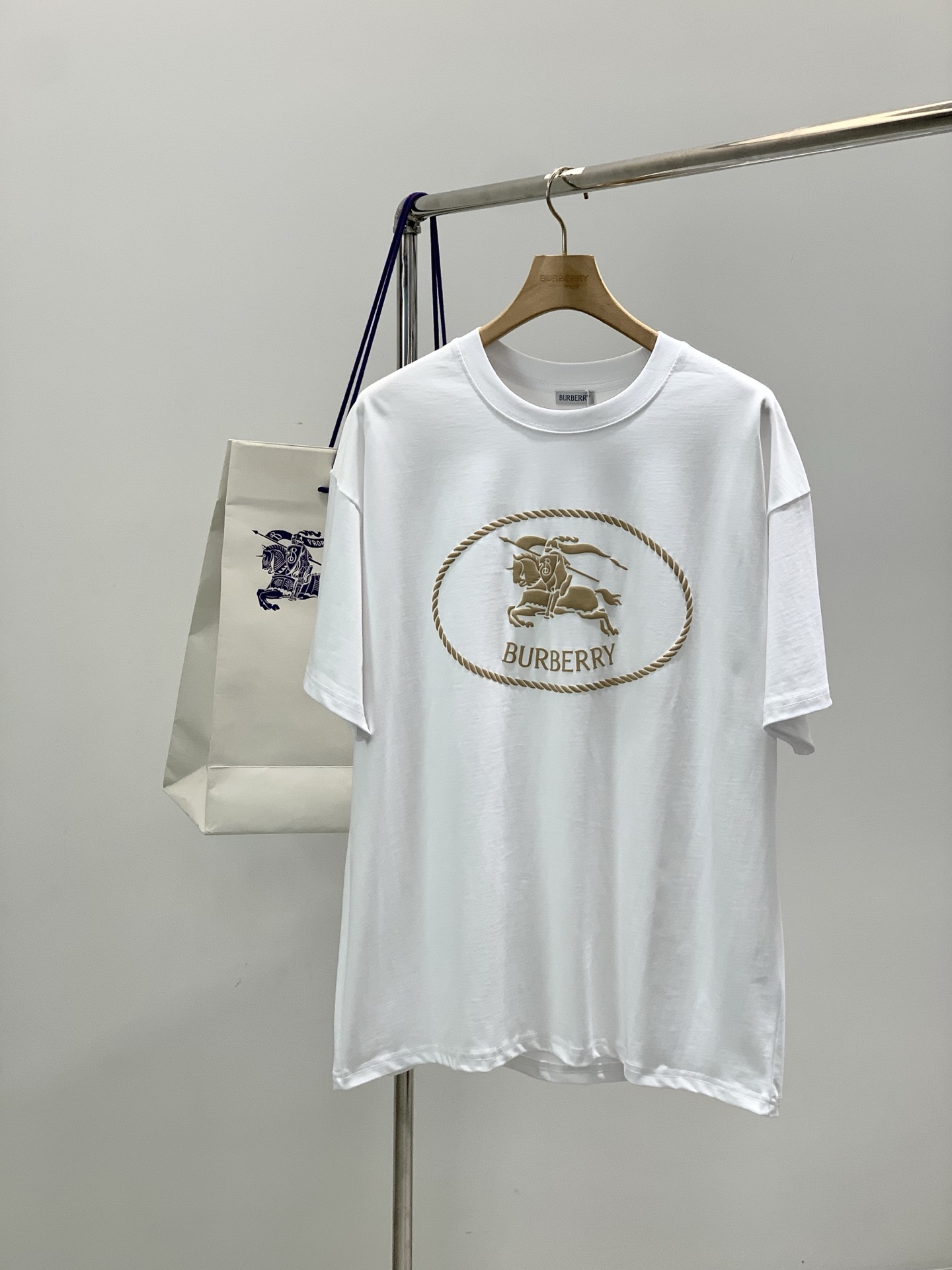 NO:726682,Years later, Burberry, 2025 summer latest products, available at counters simultaneously, original goods, fashionable and casual round neck short-sleeved T-shirt, imported original fabric, upper body is comfortable and breathable, top-notch printing technology letter pattern decoration logo, extremely high grade, comfortable and versatile, upper body is handsome, 2 colors recommended, size S-XL size bra, long shoulders, wide sleeves, S110705122.5  M114725323.5 L 118745524.5 XL122765725.5,,burberry,burberry,T-shirt,tees,t-shirt,19860909年后,,Burberry 巴宝莉,2025夏季最新品,专柜同步有售,原单狠货,时尚休闲圆领短袖T恤,进口原版面料,上身舒适透气,顶级印花工艺字母图案装饰logo,档次极高,舒适百搭,上身帅气十足,2色推荐,码数S-XL 尺码胸围衣长肩宽袖长 S110705122.5 M114725323.5 L 118745524.5 XL122765725.5,,burberry,burberry,T-shirt,tees，t-shirt,,Men's clothing