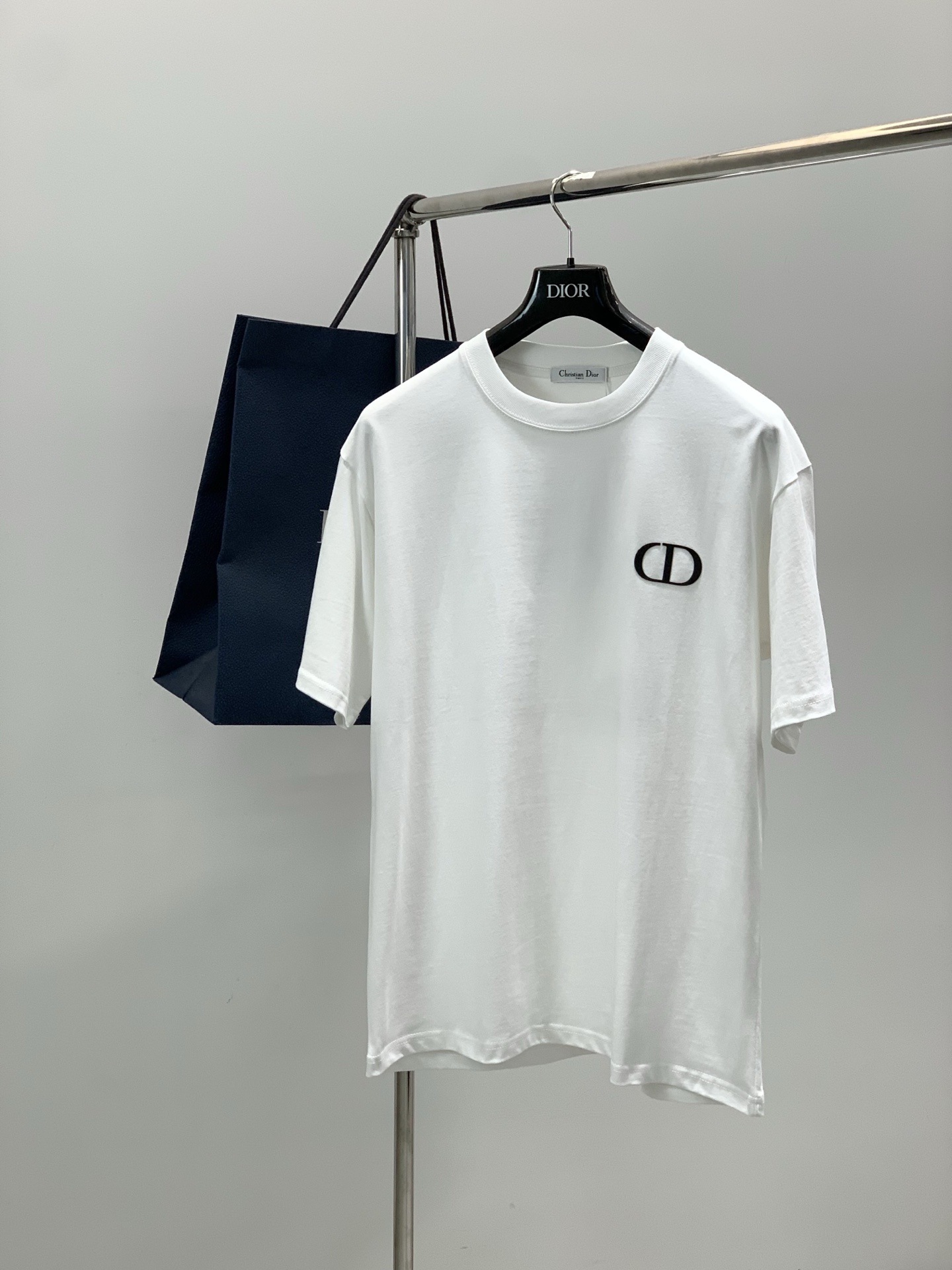 NO:726647,Years later, Dior, 2025 summer new products, available at counters simultaneously, simple, fashionable and casual round-neck short-sleeved T-shirt, original imported fabric, comfortable and breathable, top-notch printing technology, letter pattern logo, extremely high-grade, unique design, fashionable and handsome upper body!  2 colors recommended, size S-XL, size bra, shoulder width, sleeve length S104715218 M110735519 L116755820 XL12276.56121,, dior, dior, T-shirt, tees, t-shirt,19860909年后,,Dior 迪奥, 2025夏季新品,专柜同步有售,简约时尚休闲圆领短袖T恤,原版进口面料,舒适透气,顶级印花工艺字母图案logo,档次极高,独特设计,上身时尚帅气！2色推荐,码数S-XL 尺码胸围衣长肩宽袖长 S104715218 M110735519 L116755820 XL12276.56121,,dior,dior,T-shirt,tees，t-shirt,,Men's clothing