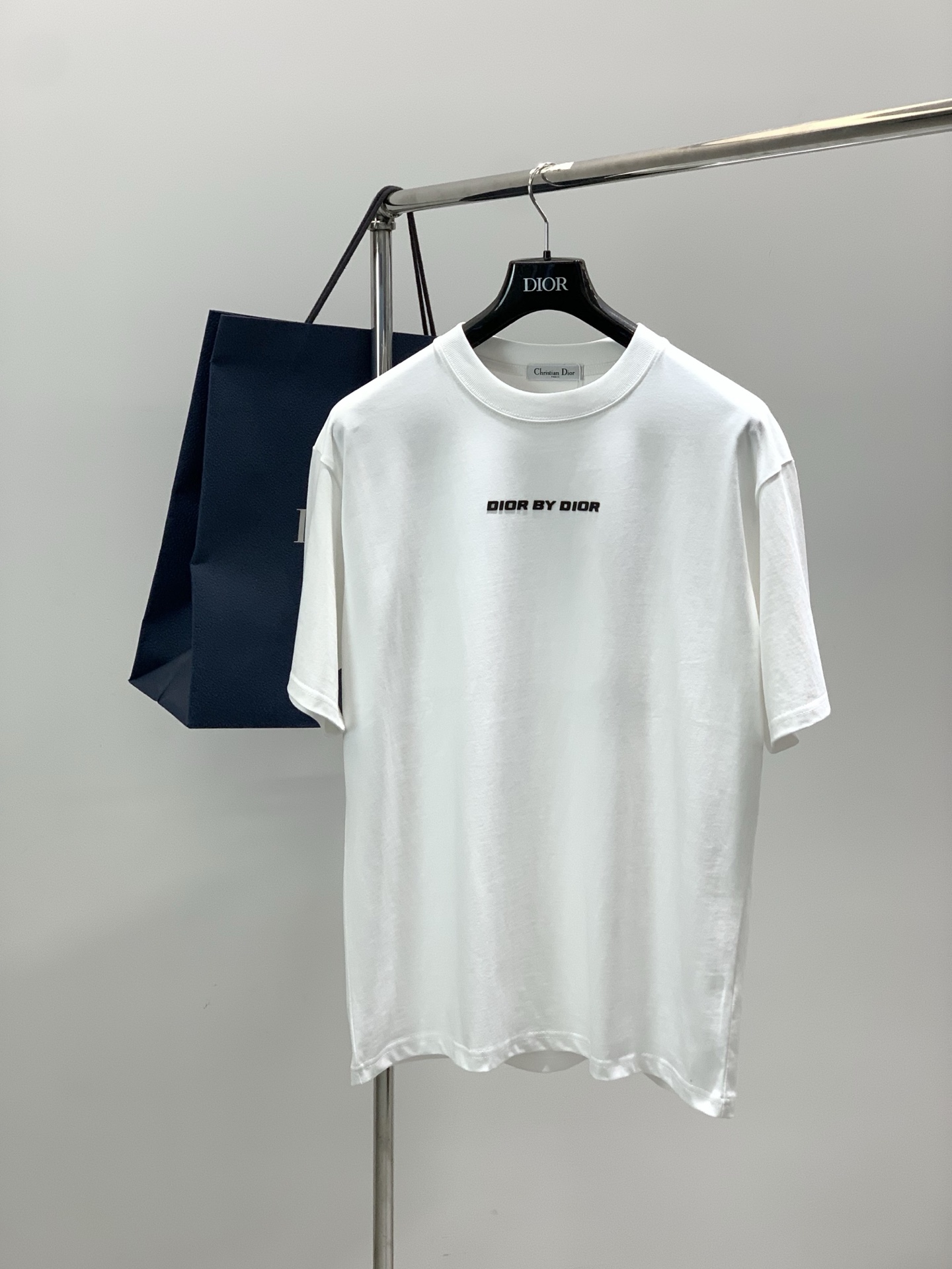 NO:726692,Years later, Dior, 2025 summer new products, available at counters simultaneously, simple, fashionable and casual round-neck short-sleeved T-shirt, original imported fabric, comfortable and breathable, top-notch printing technology, letter pattern logo, extremely high-grade, unique design, fashionable and handsome upper body!  2 colors recommended, sizes S-XL, size bra, long shoulders, width, sleeves, S104715218 M110735519 L 116755820 XL12276.56121,, dior, dior, T-shirt, tees, t-shirt,19860909年后,,Dior 迪奥, 2025夏季新品,专柜同步有售,简约时尚休闲圆领短袖T恤,原版进口面料,舒适透气,顶级印花工艺字母图案logo,档次极高,独特设计,上身时尚帅气！2色推荐,码数S-XL 尺码胸围衣长肩宽袖长 S104715218 M110735519 L 116755820 XL12276.56121,,dior,dior,T-shirt,tees，t-shirt,,Men's clothing