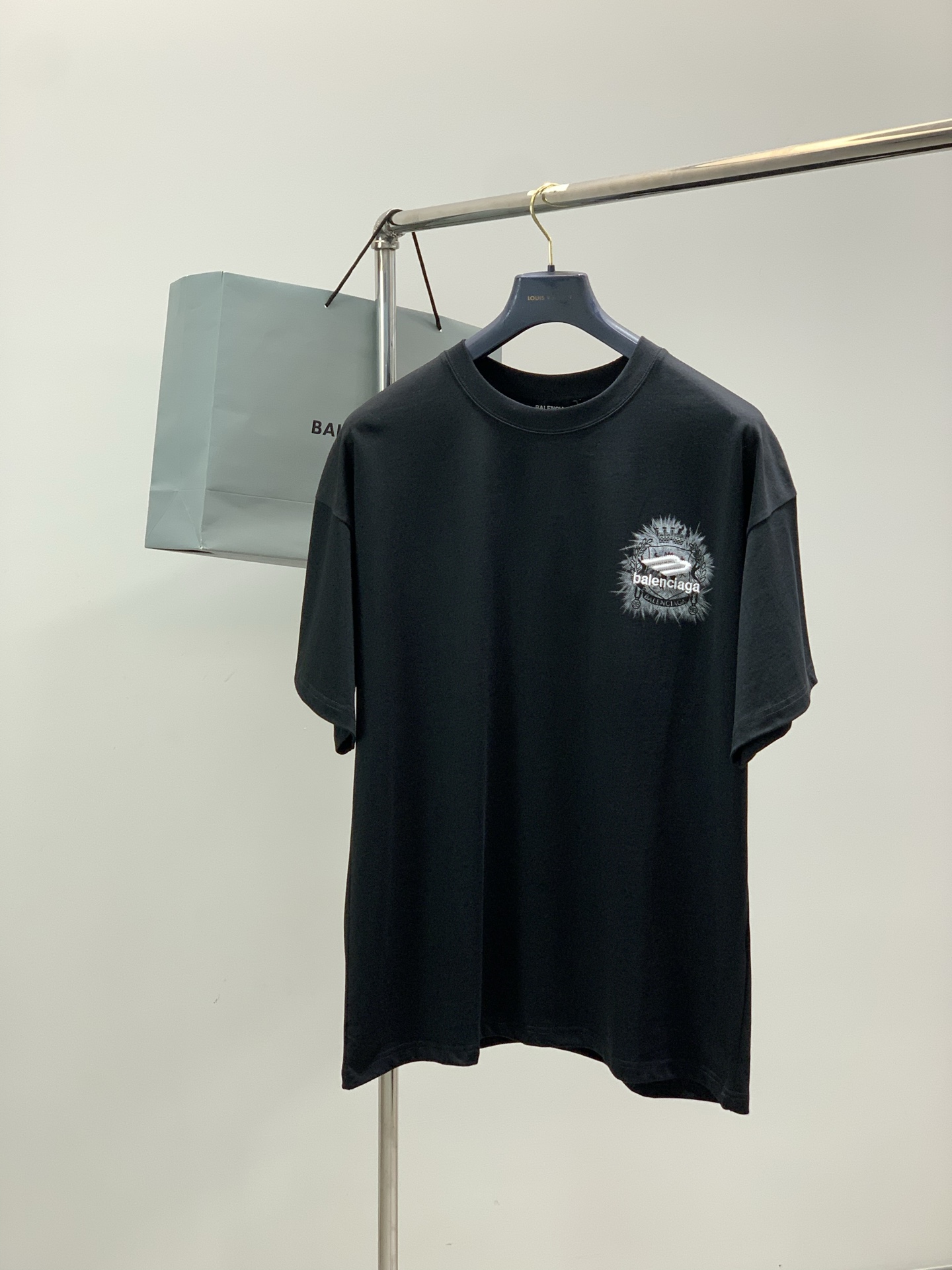 NO:726697,Years later, Balenciaga, the latest model for summer 2025, is available at the counter at the same time. The original order is hot, popular fashionable and casual round neck short-sleeved T-shirt, imported original fabric, unique design, top embroidery technology letter pattern decorative logo, simple and fashionable, handsome upper body, complete three standards, 2 colors recommended, size S-Xl size bra, long shoulders, wide sleeves, S110705122.5  M114725323.5 L118745524.5 XL122765725.5,,balenciaga,balenciaga,T-shirt,tees,t-shirt,19860909年后,,Balenciaga 巴黎世家,2025夏季最新款,专柜同步有售,原单狠货,爆款时尚休闲圆领短袖T恤,进口原版面料,独特设计,顶级刺绣工艺字母图案装饰logo,简约时尚 ,上身帅气,三标齐全,2色推荐,码数S-Xl 尺码胸围衣长肩宽袖长 S110705122.5 M114725323.5 L118745524.5 XL122765725.5,,balenciaga,balenciaga,T-shirt,tees，t-shirt,,Men's clothing