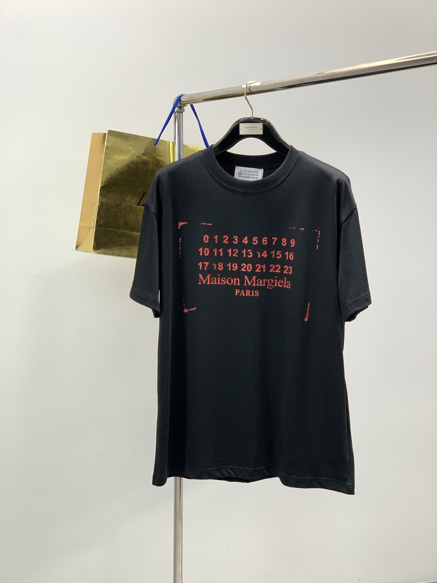 NO:726659,Years later, Maison Margiela, the latest product for summer 2025, is available at the counter simultaneously, original order, fashionable and casual round neck short-sleeved T-shirt, comfortable for the upper body! It is eye-catching and bright. It uses imported original fabrics and top-notch printing technology with letter pattern logo. It is of extremely high grade and the upper body is very handsome! 2 colors recommended, size S-XL size chart (unit cm/kg) size bra coat long shoulder width sleeve length S110715320 M114735521 L118755622 XL122775723, masion margiela, T-shirt, tees, t-shirt,19860909年后,,Maison Margiela马吉拉,2025夏季最新品,专柜同步有售,原单狠货,时尚休闲圆领短袖T恤,上身舒适！吸睛而有亮点,采用进口原版面料,顶级印花工艺字母图案logo,档次极高,上身帅气十足！2色推荐,码数S-XL 尺码表(单位cm/kg) 尺码胸園衣长肩宽袖长 S110715320 M114735521 L118755622 XL122775723,,masion margiela,T-shirt,tees，t-shirt,,Men's clothing