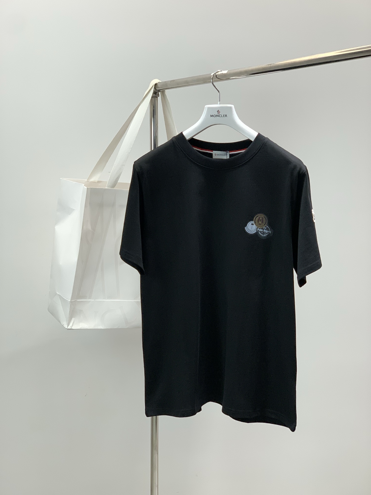 NO:726653,Years later, Moncler Mouth Mouth, the latest 2025 summer product, available at counters simultaneously, original order, fashionable and casual round neck short-sleeved T-shirt, comfortable for the upper body!  Eye-catching and bright, it uses imported original fabrics, top-notch printed and embroidered letter pattern logo, simple yet stylish, fashionable and handsome upper body, 2 colors recommended, size S-2XL, size bra, long shoulders, wide sleeves, S108704421 M112724522 L116744623 XL120764724  XXL124784825,,Moncler,T-shirt,tees,t-shirt,19860909年后,,Moncler 蒙口,2025夏季最新品,专柜同步有售,原单狠货,时尚休闲圆领短袖T恤,上身舒适！吸睛而有亮点,采用进口原版面料,顶级印花刺绣工艺字母图案logo,简单而不失时尚,上身时尚帅气,2色推荐,码数S-2XL 尺码胸围衣长肩宽袖长 S108704421 M112724522 L116744623 XL120764724 XXL124784825,,Moncler,T-shirt,tees，t-shirt,,Men's clothing