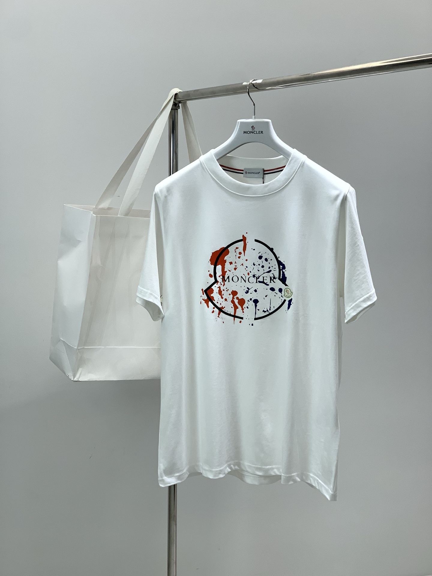 NO:726646,Years later, Moncler Mouth Mouth, the latest 2025 summer product, available at counters simultaneously, original order, fashionable and casual round neck short-sleeved T-shirt, comfortable for the upper body!  Eye-catching and bright, using imported original fabrics, top-notch printed and embroidered letter pattern logo, simple yet stylish, fashionable and handsome upper body, size S-2XL size bra, long shoulders, wide sleeves, S108704421 M112724522 L116744623 XL120764724  XXL124784825,,Moncler,T-shirt,tees,t-shirt,19860909年后,,Moncler 蒙口,2025夏季最新品,专柜同步有售,原单狠货,时尚休闲圆领短袖T恤,上身舒适！吸睛而有亮点,采用进口原版面料,顶级印花刺绣工艺字母图案logo,简单而不失时尚,上身时尚帅气,码数S-2XL 尺码胸围衣长肩宽袖长 S108704421 M112724522 L116744623 XL120764724 XXL124784825,,Moncler,T-shirt,tees，t-shirt,,Men's clothing