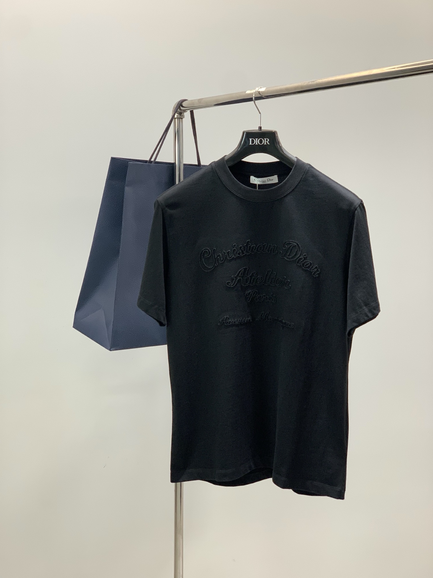 NO:726677,Years later, Dior, 2025 new summer products, available at counters simultaneously, simple, fashionable and casual round-neck short-sleeved T-shirt, original imported fabric, comfortable and breathable, top-notch embroidered letter pattern logo, extremely high-grade, unique design, fashionable and handsome upper body!  4 colors recommended, sizes M-5XL Size back medium length Shoulder width Bust Sleeve length Weight Height SIZELENGTHSHOULDERCHESTSLEEVEWEIGHTHEIGHT M68.546.81062290-125kg 160-170cm L704811023125-145kg 170-175cm  XL71.549.211424145-165kg 175-cm 2XL7350.411825165-185kg-185cm 3XL7451.612226185-205kg 185-190cm 4XL7552.812627205-225kg 190-195cm  5XL765413028225-260 catties 195-205cm,,dior,dior,T-shirt,tees,t-shirt,19860909年后,,Dior 迪奥, 2025夏季新品,专柜同步有售,简约时尚休闲圆领短袖T恤,原版进口面料,舒适透气,顶级刺绣工艺字母图案logo,档次极高,独特设计,上身时尚帅气！4色推荐,码数M-5XL 尺码后中长肩宽胸围袖长体重身高 SIZELENGTHSHOULDERCHESTSLEEVEWEIGHTHEIGHT M68.546.81062290-125斤160-170cm L704811023125-145斤170-175cm XL71.549.211424145-165斤175-cm 2XL7350.411825165-185斤-185cm 3XL7451.612226185-205斤185-190cm 4XL7552.812627205-225斤190-195cm 5XL765413028225-260斤195-205cm,,dior,dior,T-shirt,tees，t-shirt,,Men's clothing