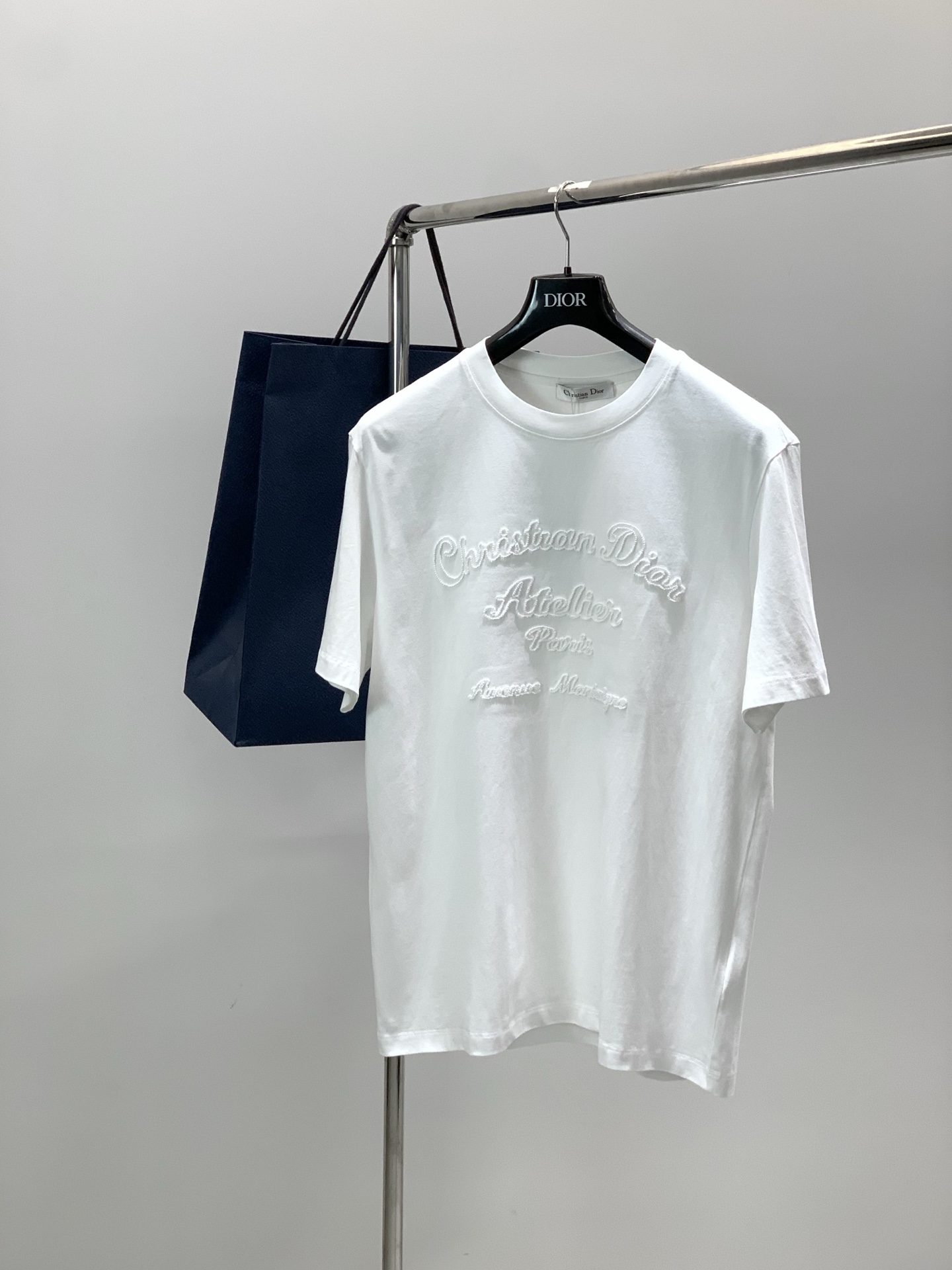 NO:726672,Years later, Dior, 2025 new summer products, available at counters simultaneously, simple, fashionable and casual round-neck short-sleeved T-shirt, original imported fabric, comfortable and breathable, top-notch embroidered letter pattern logo, extremely high-grade, unique design, fashionable and handsome upper body!  4 colors recommended, sizes M-5XL Size back medium length Shoulder width Bust Sleeve length Weight Height SIZELENGTHSHOULDERCHESTSLEEVEWEIGHTHEIGHT M68.546.81062290-125kg 160-170cm L704811023125-145kg 170-175cm  XL71.549.211424145-165kg 175-cm 2XL7350.411825165-185kg-185cm 3XL7451.612226185-205kg 185-190cm 4XL7552.812627205-225kg 190-195cm  5XL765413028225-260 catties 195-205cm,,dior,dior,T-shirt,tees,t-shirt,19860909年后,,Dior 迪奥, 2025夏季新品,专柜同步有售,简约时尚休闲圆领短袖T恤,原版进口面料,舒适透气,顶级刺绣工艺字母图案logo,档次极高,独特设计,上身时尚帅气！4色推荐,码数M-5XL 尺码后中长肩宽胸围袖长体重身高 SIZELENGTHSHOULDERCHESTSLEEVEWEIGHTHEIGHT M68.546.81062290-125斤160-170cm L704811023125-145斤170-175cm XL71.549.211424145-165斤175-cm 2XL7350.411825165-185斤-185cm 3XL7451.612226185-205斤185-190cm 4XL7552.812627205-225斤190-195cm 5XL765413028225-260斤195-205cm,,dior,dior,T-shirt,tees，t-shirt,,Men's clothing