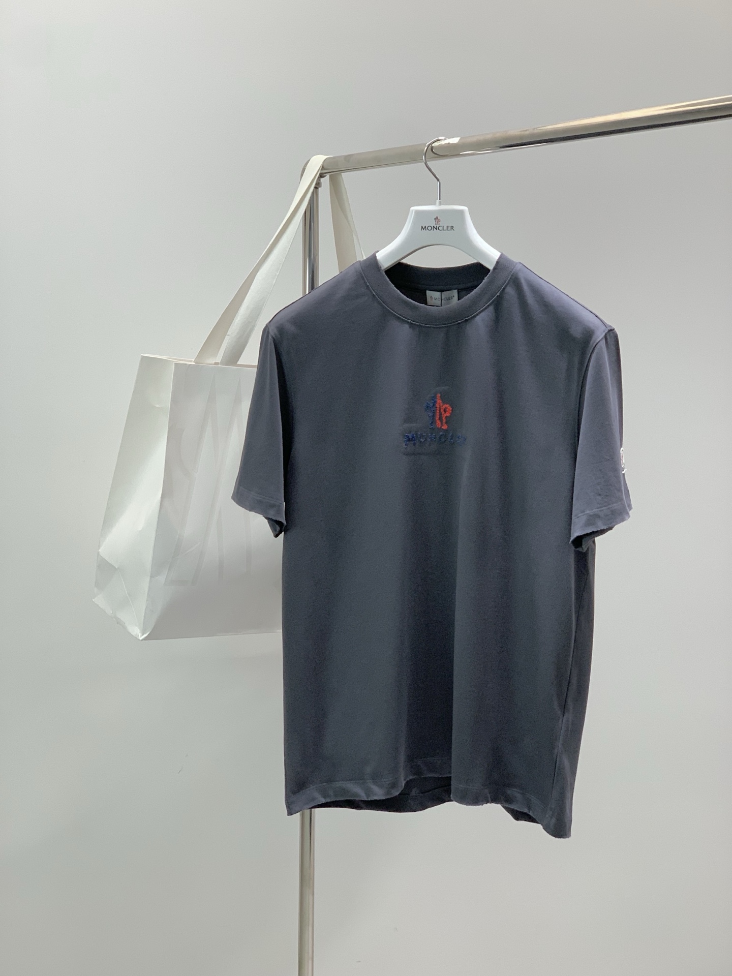 NO:743601,, Moncler Mouth Mouth, the latest 2025 summer products, available at counters simultaneously, original order, fashionable and casual round neck short-sleeved T-shirt, comfortable upper body!  Eye-catching and bright, using imported original fabrics, top-notch embroidered letter pattern logo, simple yet stylish, fashionable and handsome upper body, 3 colors recommended, size M-5XL, Moncler, T-shirt, tees, t-shirt,19860909,Moncler 蒙口,2025夏季最新品,专柜同步有售,原单狠货,时尚休闲圆领短袖T恤,上身舒适！吸睛而有亮点,采用进口原版面料,顶级刺绣工艺字母图案logo,简单而不失时尚,上身时尚帅气,3色推荐,码数M-5XL,,Moncler,T-shirt,tees，t-shirt,,Men's clothing