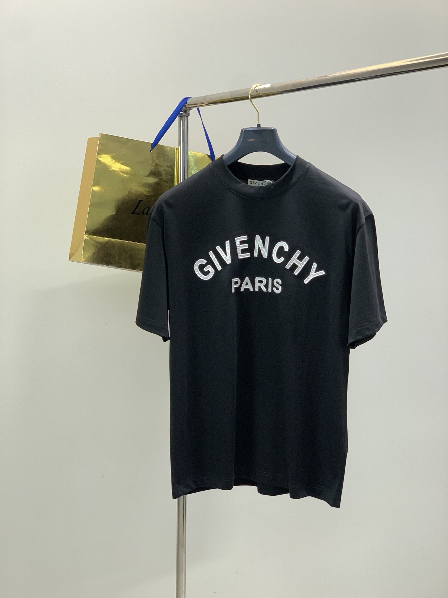 NO:756545,, Givenchy, 2025 summer latest products, available at counters simultaneously, original goods, fashionable and casual round neck short-sleeved T-shirt, imported original fabrics, top embroidery crafts letter pattern decorative logo, extremely high grade, comfortable and versatile, handsome and stylish upper body, 2 colors recommended, size M-3XL,,givenchy,givenchy,T-shirt,tees,t-shirt,19860909,Givenchy 纪梵希,2025夏季最新品,专柜同步有售,原单狠货,时尚休闲圆领短袖T恤,进口原版面料,顶级刺绣工艺字母图案装饰logo,档次极高,舒适百搭,上身帅气有型,2色推荐,码数M-3XL,,givenchy,givenchy,T-shirt,tees，t-shirt,,Men's clothing