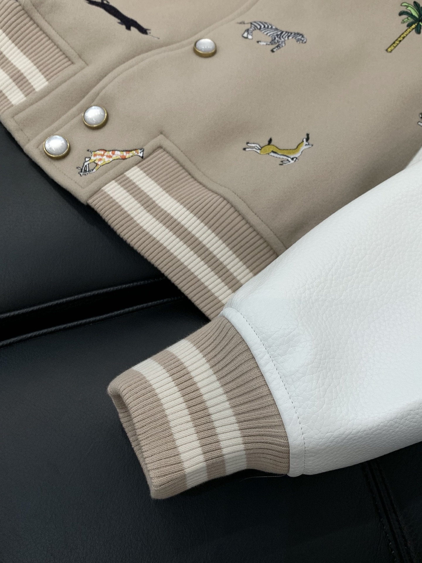 ，LouisVuitton 路易威登，冬季最新款，专柜同步有售，原单狠货，时尚休闲棒球服外套，上身很有特