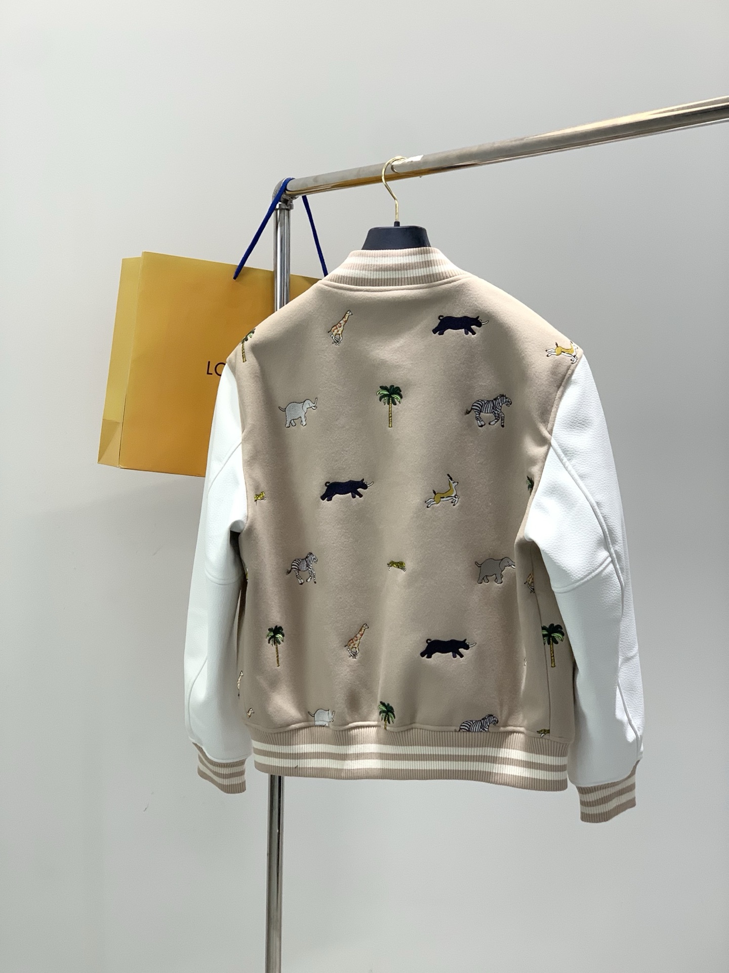 ，LouisVuitton 路易威登，冬季最新款，专柜同步有售，原单狠货，时尚休闲棒球服外套，上身很有特