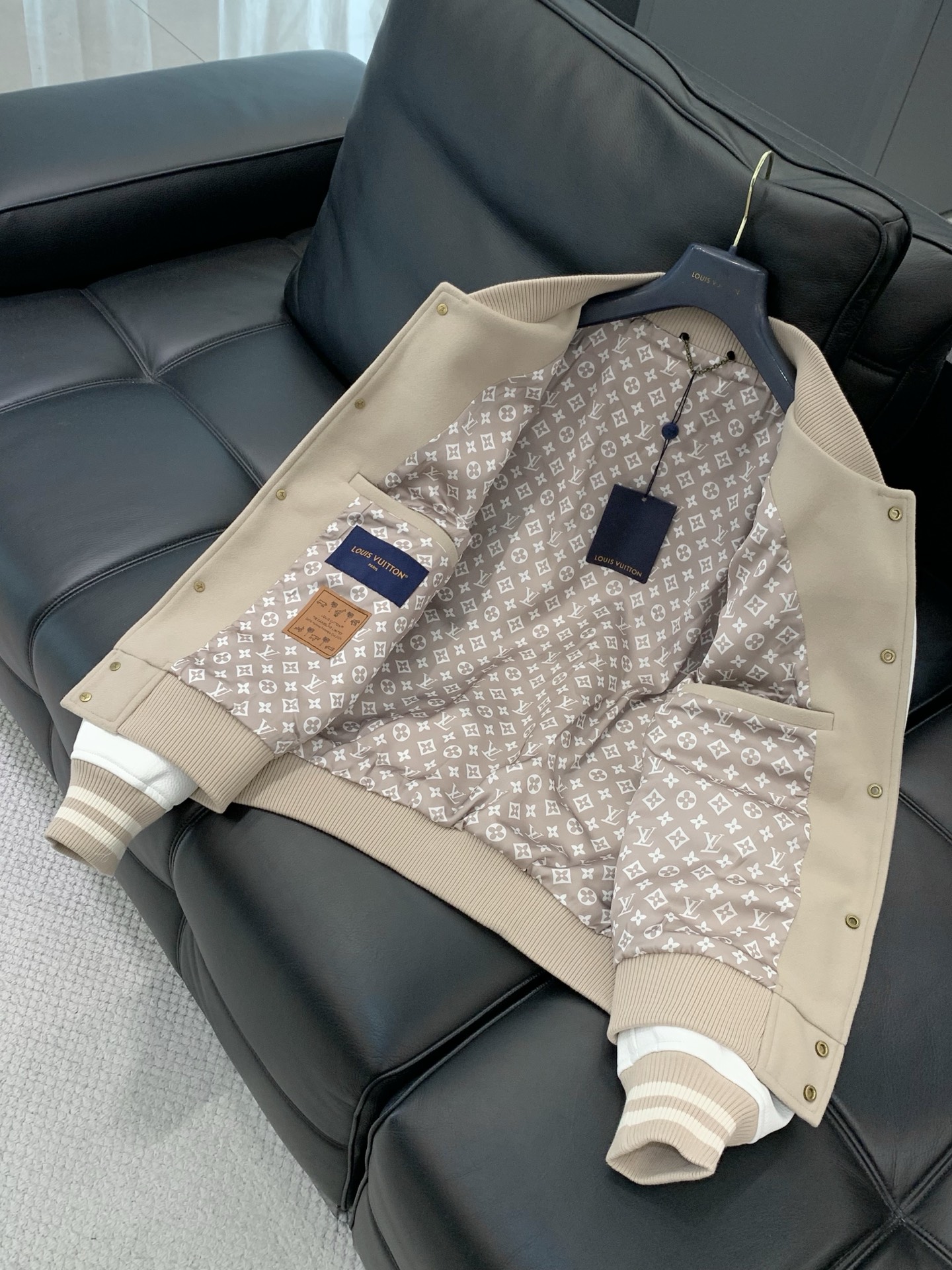 ，LouisVuitton 路易威登，冬季最新款，专柜同步有售，原单狠货，时尚休闲棒球服外套，上身很有特