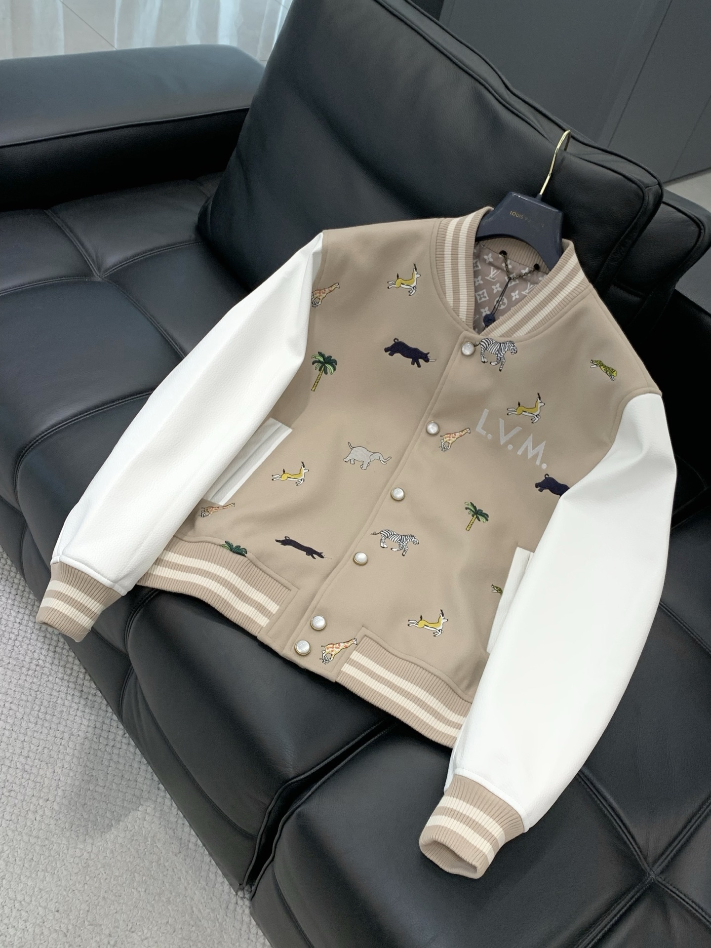 ，LouisVuitton 路易威登，冬季最新款，专柜同步有售，原单狠货，时尚休闲棒球服外套，上身很有特