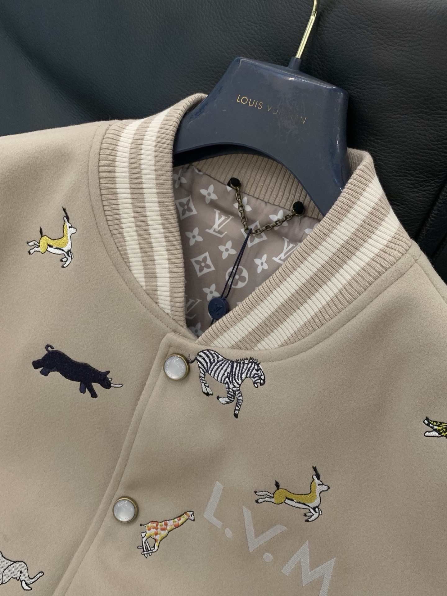 ，LouisVuitton 路易威登，冬季最新款，专柜同步有售，原单狠货，时尚休闲棒球服外套，上身很有特