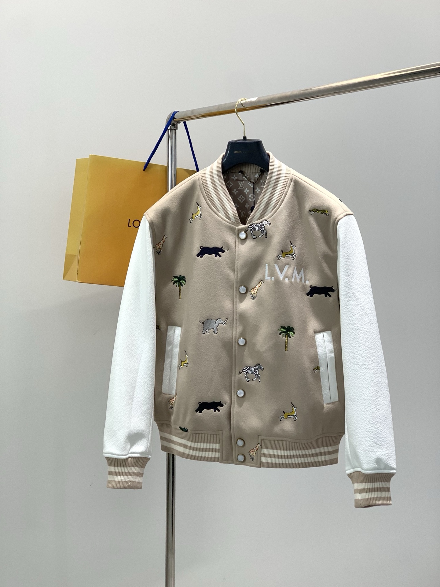 ，LouisVuitton 路易威登，冬季最新款，专柜同步有售，原单狠货，时尚休闲棒球服外套，上身很有特