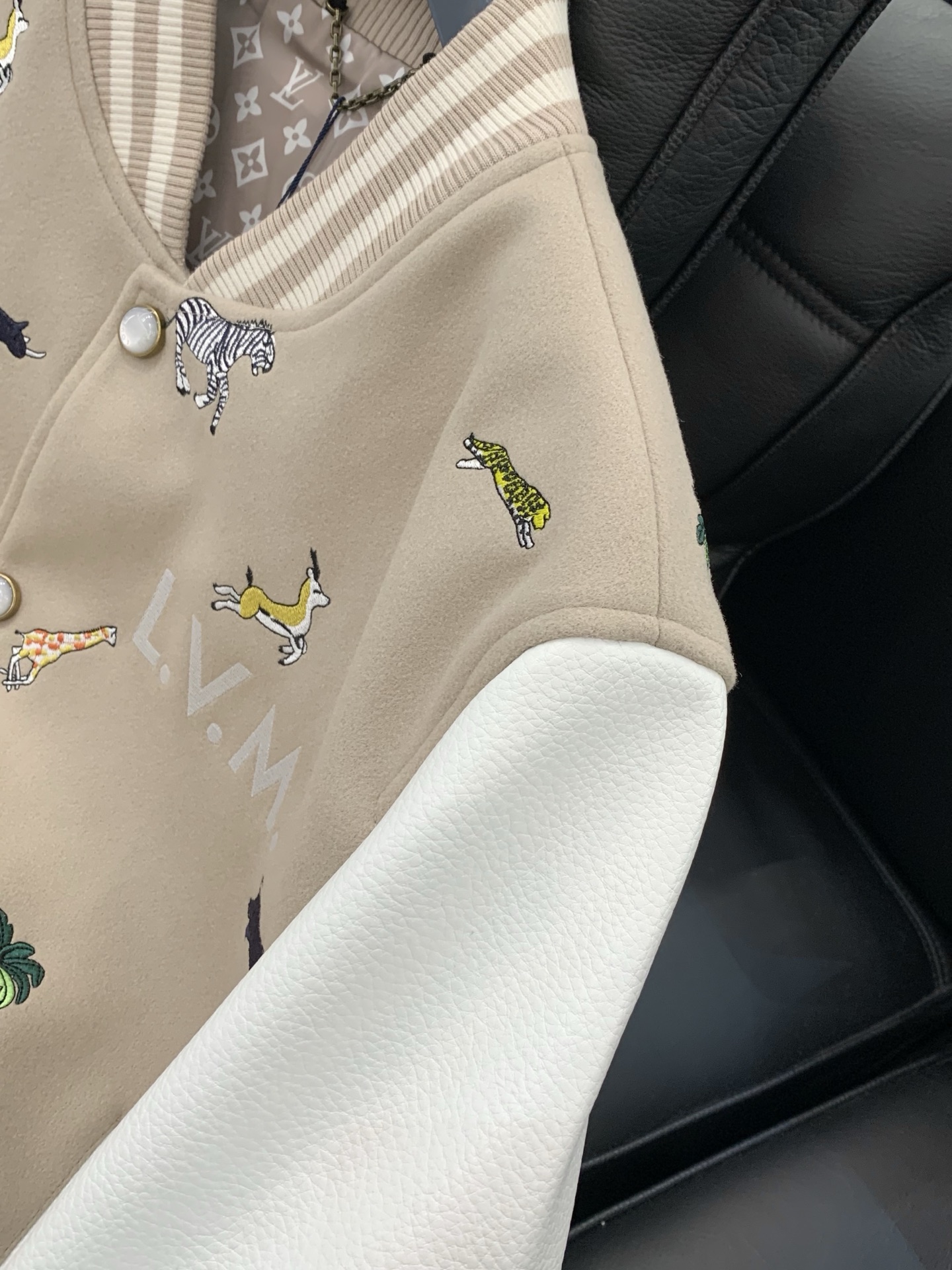 ，LouisVuitton 路易威登，冬季最新款，专柜同步有售，原单狠货，时尚休闲棒球服外套，上身很有特
