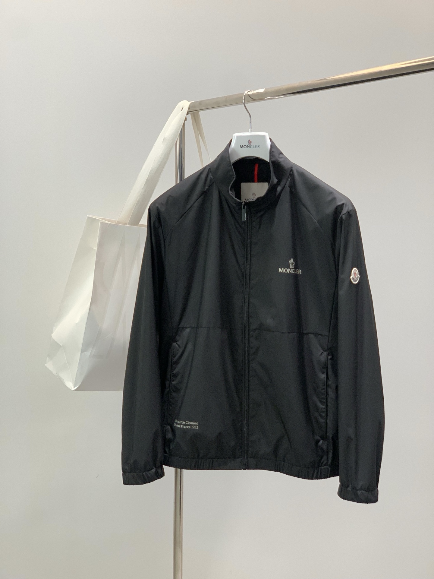 NO:743636,, Moncler Mouth Mouth, the latest autumn 2025 product, available at counters simultaneously, original order, fashionable and casual stand-up collar jacket, comfortable upper body!  Eye-catching and bright, it uses imported original fabrics, top-notch embroidery printing technology, letter pattern logo, and original hardware accessories. It is simple yet stylish, and the upper body is fashionable and handsome. Size M-3XL, Moncler, jackets & coats, jackets & coats,19860909,Moncler 蒙口,2025秋季最新品,专柜同步有售,原单狠货,时尚休闲立领夹克外套,上身舒适！吸睛而有亮点,采用进口原版面料,顶级刺绣印花工艺字母图案logo,原版五金辅料装饰,简单而不失时尚,上身时尚帅气,码数M-3XL,,Moncler,jackets & coats,jackets & coats,,Men's clothing