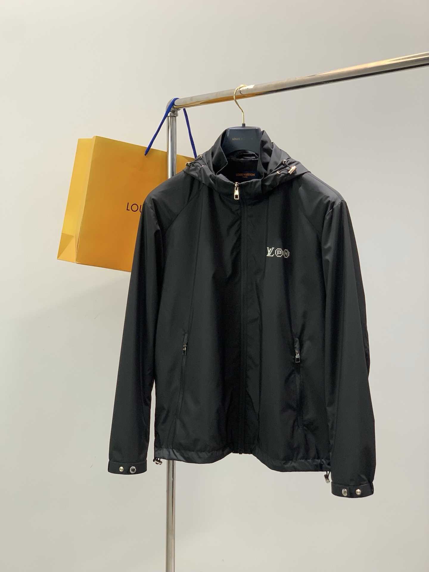 NO:743631,, Louis Vuitton, the latest model for autumn 2025, available at counters at the same time, original order, stylish and casual hooded jacket, the upper body is very unique!  Eye-catching and bright, imported original fabrics, top-notch printing technology letter pattern decoration Logo, original hardware accessories decoration, simple yet fashionable, classic atmosphere, comfortable and breathable, handsome and stylish upper body, size M-3XL,, louis vuitton, louis vuitton, jackets & coats, hats,19860909,LouisVuitton 路易威登,2025秋季最新款,专柜同步有售,原单狠货,时尚休闲连帽外套,上身很有特点！吸睛而有亮点,进口原版面料,顶级印花工艺字母图案装饰Logo,原版五金辅料装饰,简单而不失时尚,经典大气,舒适透气,上身帅气有型,码数M-3XL,,louis vuitton,louis vuitton,jackets & coats,hats,,Men's clothing