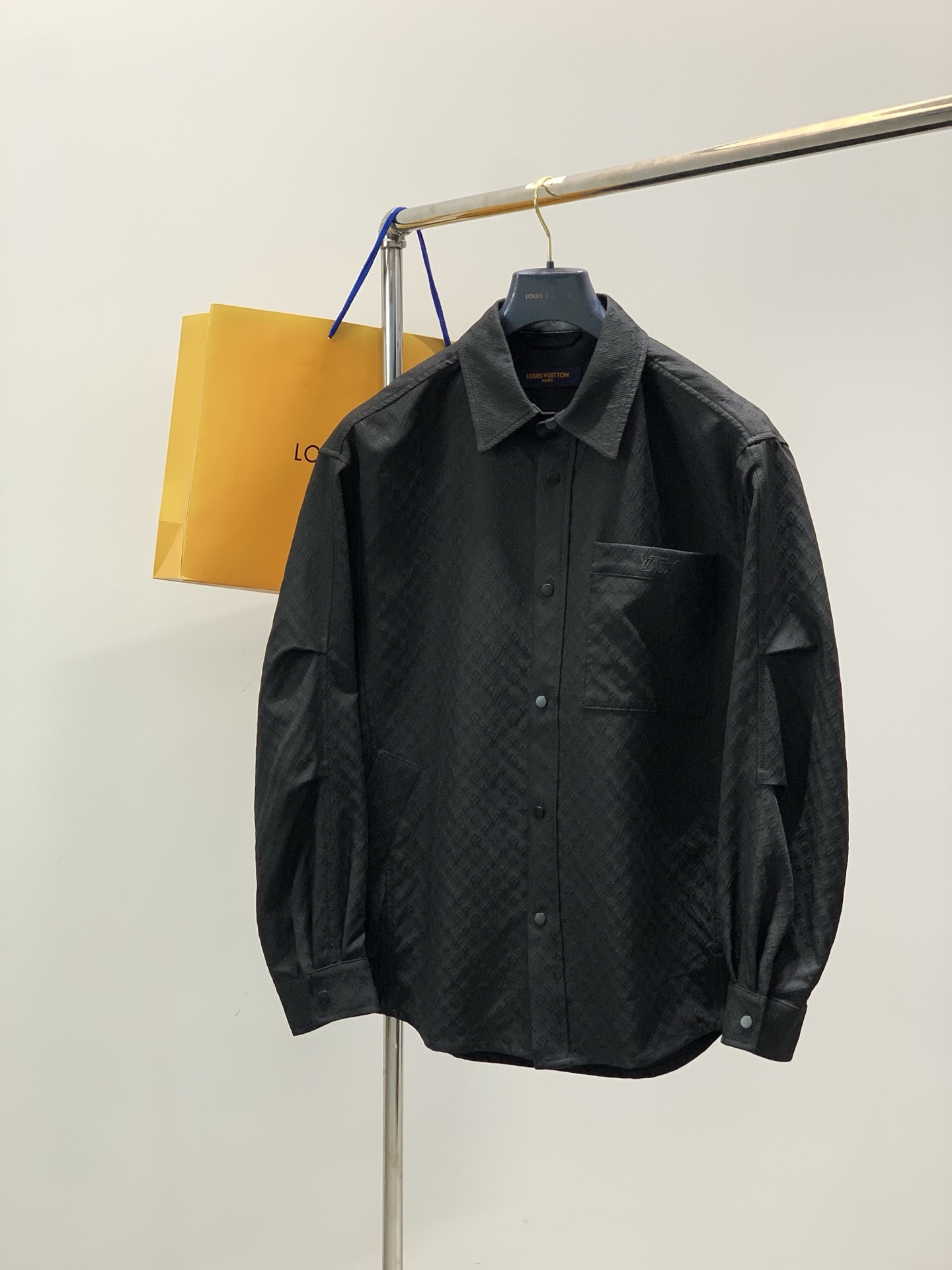 NO:743633,, LouisVuitton Louis Vuitton, 2025 autumn latest model, available at counters at the same time, original order, fashionable casual jacket, the upper body is very unique!  Eye-catching and bright, imported original fabrics, top embroidery crafts letter pattern decorative logo, original hardware accessories decoration, simple yet fashionable, classic atmosphere, comfortable and breathable, handsome and stylish upper body, 2 colors recommended, size M-3XL,, louis vuitton, louis vuitton, jackets & coats,19860909,LouisVuitton 路易威登,2025秋季最新款,专柜同步有售,原单狠货,时尚休闲外套,上身很有特点！吸睛而有亮点,进口原版面料,顶级刺绣工艺字母图案装饰Logo,原版五金辅料装饰,简单而不失时尚,经典大气,舒适透气,上身帅气有型,2色推荐,码数M-3XL,,louis vuitton,louis vuitton,jackets & coats,,Men's clothing