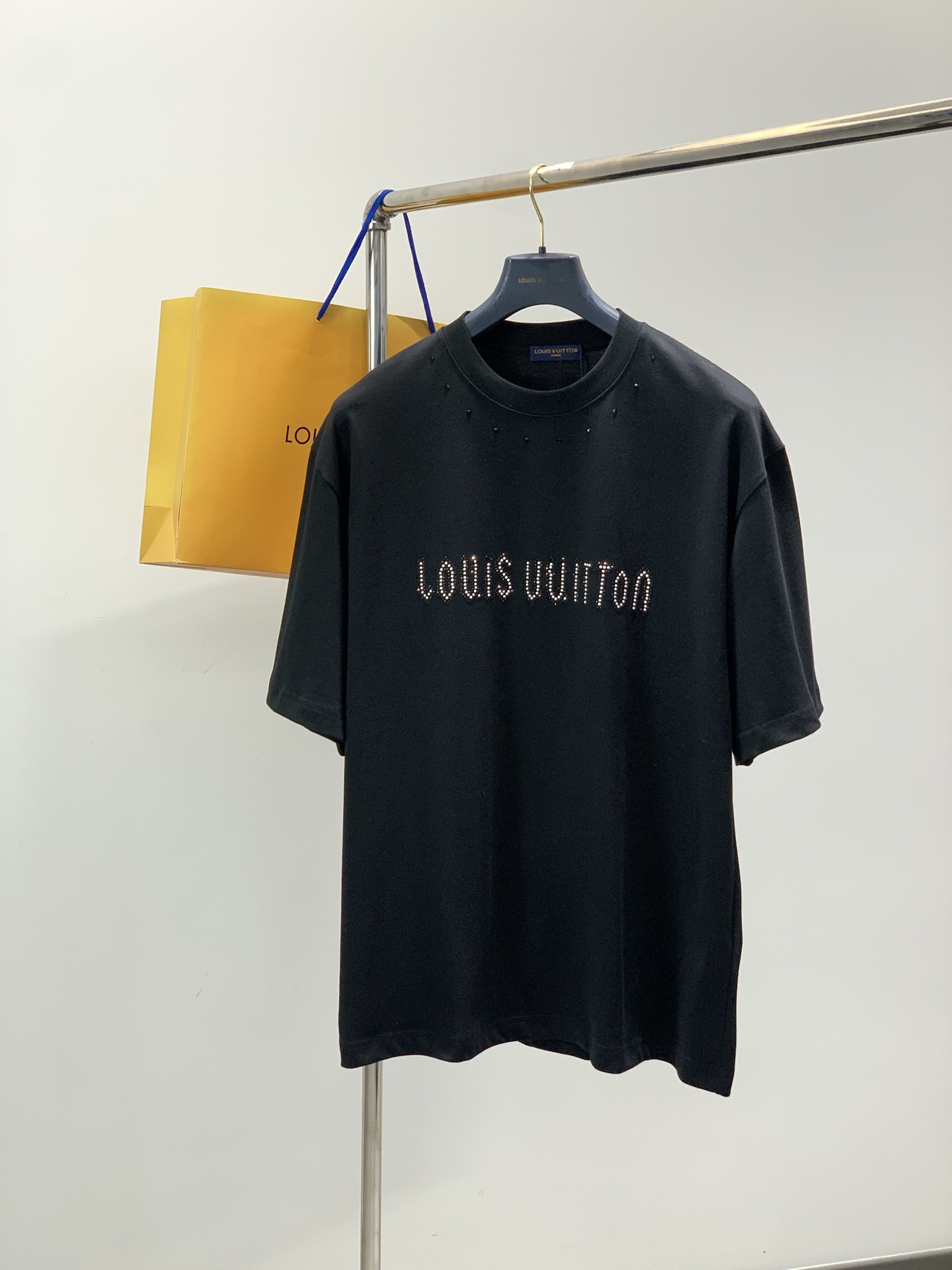 NO:743616,, LouisVuitton Louis Vuitton, the latest model for summer 2025, available at counters at the same time, original order, fashionable and casual round neck short-sleeved T-shirt, the upper body is very unique!  Eye-catching and bright, imported original fabric, top-grade diamond-applied letter pattern decoration logo, simple yet fashionable, classic atmosphere, comfortable and breathable, handsome and stylish upper body, 2 colors recommended, size M-2XL,, louis vuitton, louis vuitton, T-shirt, tees, t-shirt,19860909,LouisVuitton 路易威登,2025夏季最新款,专柜同步有售,原单狠货,时尚休闲圆领短袖T恤,上身很有特点！吸睛而有亮点,进口原版面料,顶级贴钻工艺字母图案装饰Logo,简单而不失时尚,经典大气,舒适透气,上身帅气有型,2色推荐,码数M-2XL,,louis vuitton,louis vuitton,T-shirt,tees，t-shirt,,Men's clothing