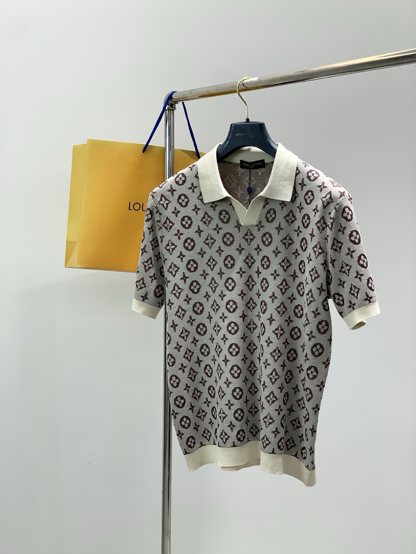 NO:743611,, LouisVuitton Louis Vuitton, the latest model for summer 2025, available at counters at the same time, original order, fashionable and casual lapel knitted short-sleeved T-shirt, the upper body is very unique!  Eye-catching and bright, imported original fabrics, top knitting technology letter pattern decoration logo, simple yet fashionable, classic atmosphere, comfortable and breathable, handsome and stylish upper body, 2 colors recommended, size M-3XL,, louis vuitton, louis vuitton, T-shirt, tees, t-shirt,19860909,LouisVuitton 路易威登,2025夏季最新款,专柜同步有售,原单狠货,时尚休闲翻领针织短袖T恤,上身很有特点！吸睛而有亮点,进口原版面料,顶级针织工艺字母图案装饰Logo,简单而不失时尚,经典大气,舒适透气,上身帅气有型,2色推荐,码数M-3XL,,louis vuitton,louis vuitton,T-shirt,tees，t-shirt,,Men's clothing