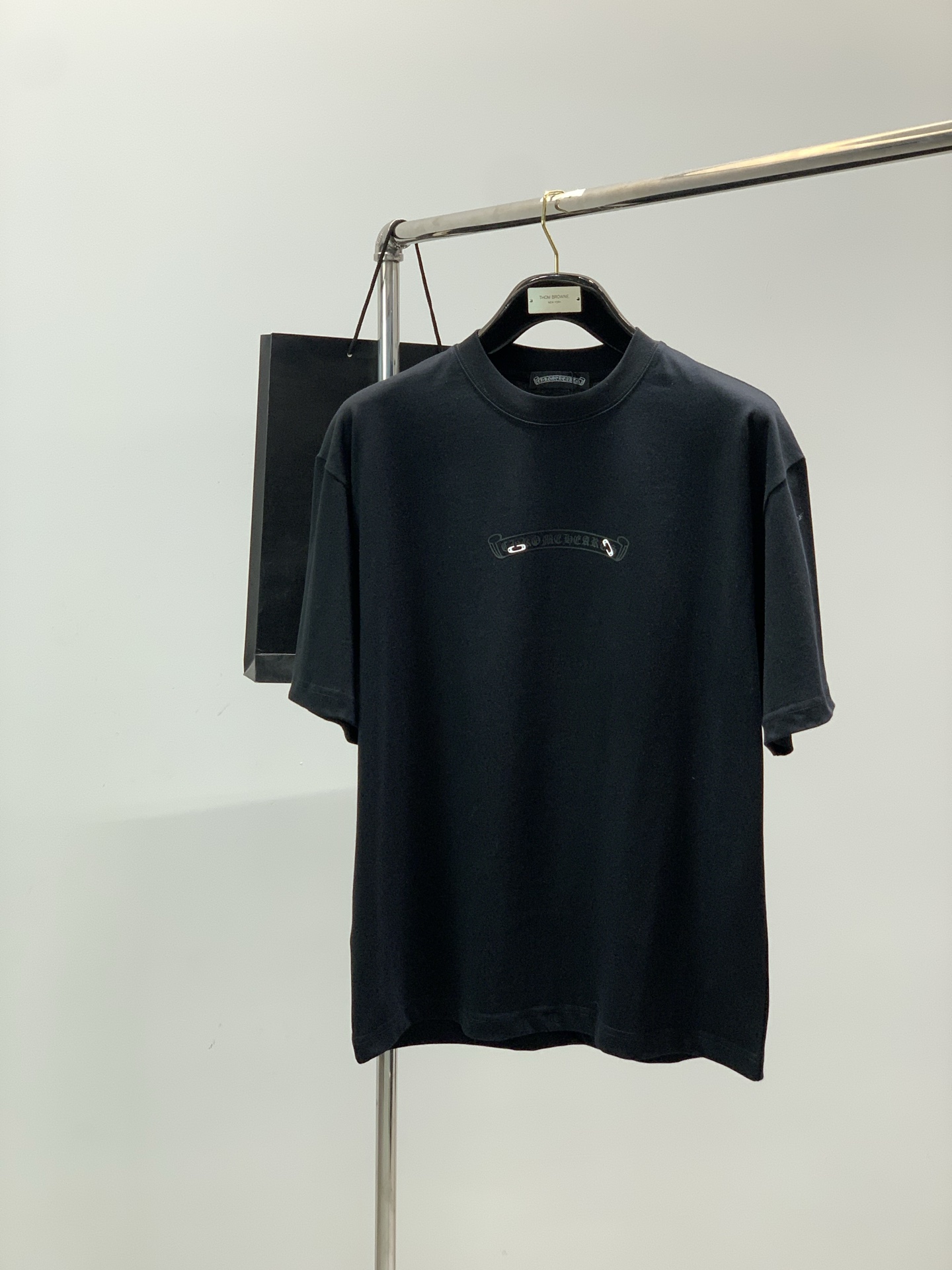 NO:743606,, Chrome Hearts, 2025 summer new product, available at the counter simultaneously, original order, fashionable and casual round neck short-sleeved T-shirt, using imported original fabrics, top-notch printing technology letter pattern logo, unique design, counter selling, fashionable and handsome upper body, 2 colors recommended, size M-2XL,, chrome hearts, chrome hearts, T-shirt, tees, t-shirt,19860909,Chrome Hearts 克罗心,2025夏季新品,专柜同步有售,原单狠货,时尚休闲圆领短袖T恤,采用进口原版面料,顶级印花工艺字母图案logo,独特设计,专柜卖相,上身时尚帅,2色推荐,码数M-2XL,,chrome hearts,chrome hearts,T-shirt,tees，t-shirt,,Men's clothing