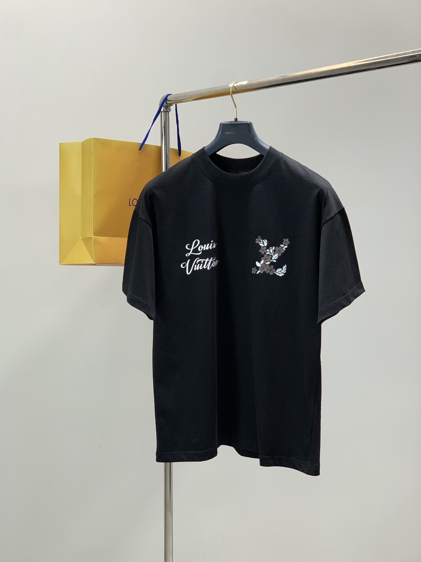 ，LouisVuitton 路易威登，夏季最新款，专柜同步有售，原单狠货，时尚休闲圆领短袖T恤，上身很有