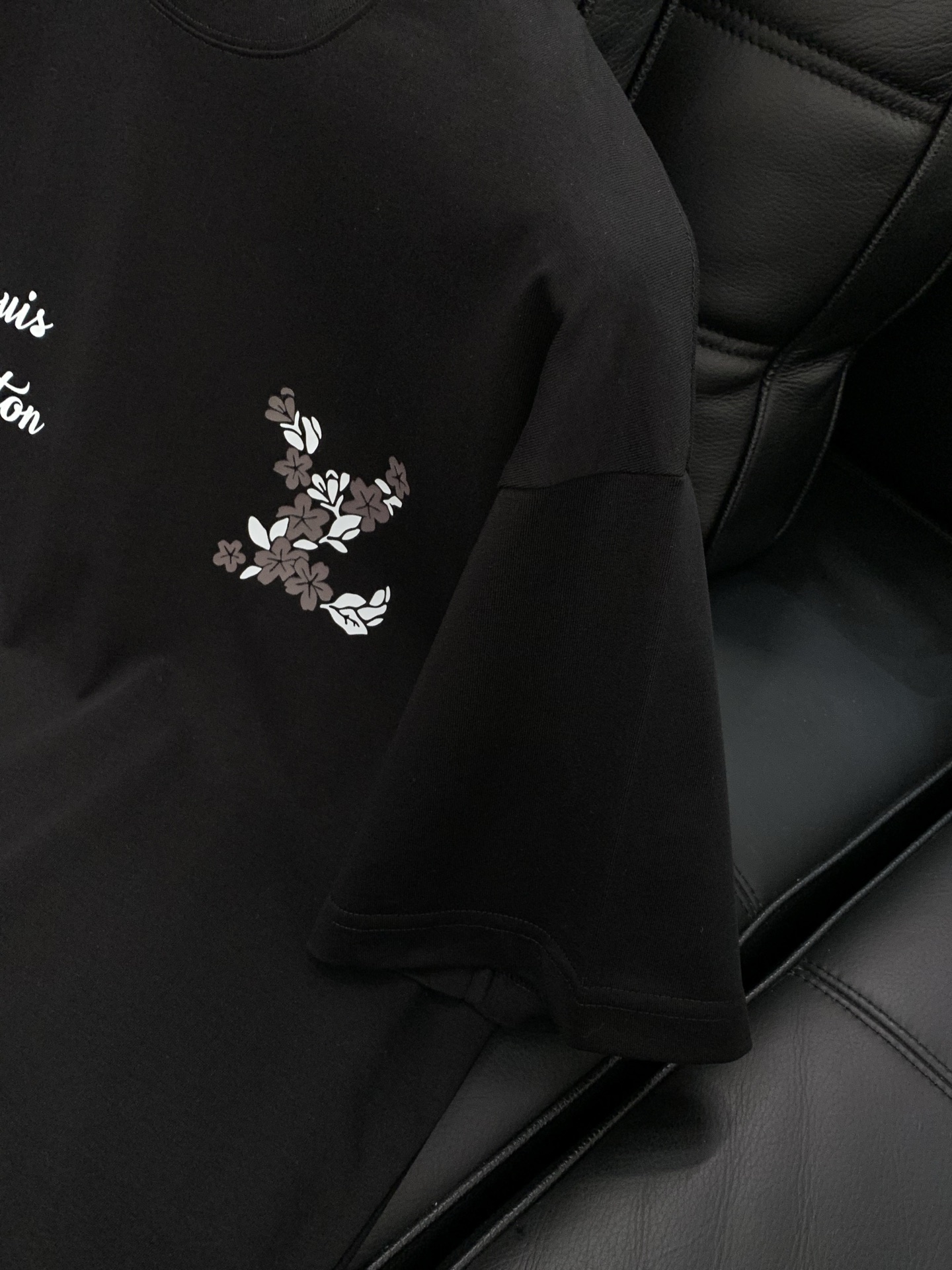 ，LouisVuitton 路易威登，夏季最新款，专柜同步有售，原单狠货，时尚休闲圆领短袖T恤，上身很有