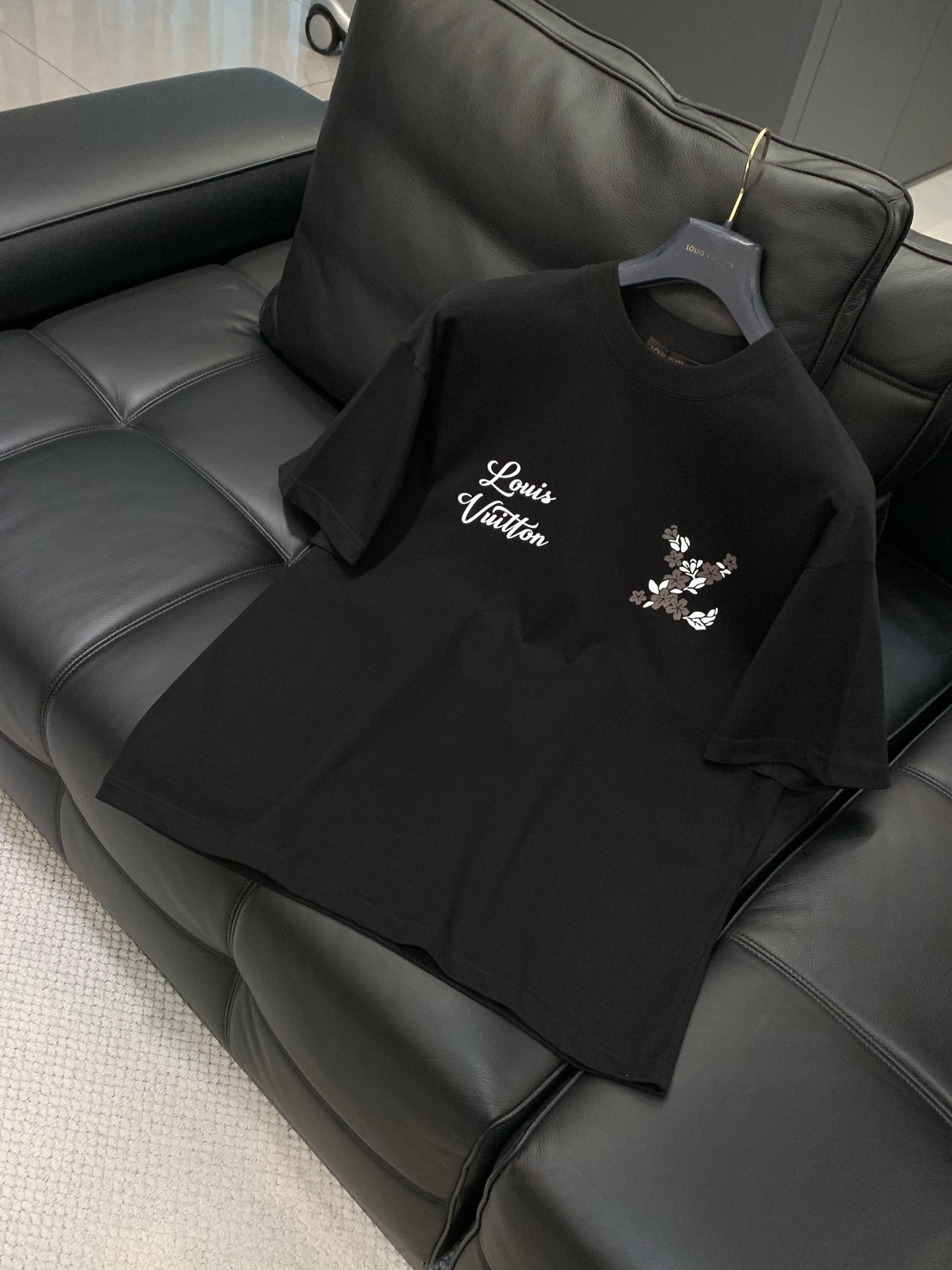 ，LouisVuitton 路易威登，夏季最新款，专柜同步有售，原单狠货，时尚休闲圆领短袖T恤，上身很有