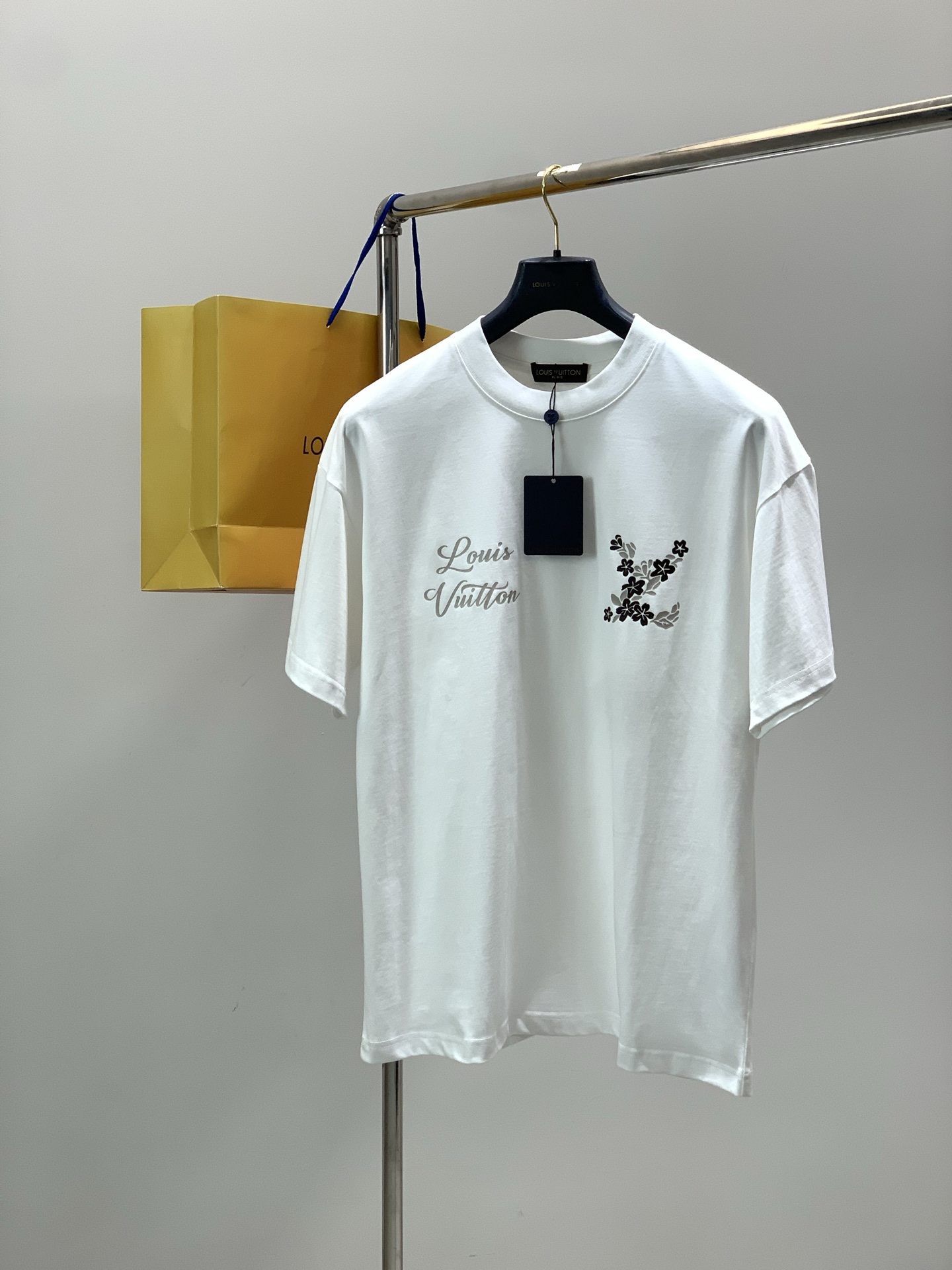 ，LouisVuitton 路易威登，夏季最新款，专柜同步有售，原单狠货，时尚休闲圆领短袖T恤，上身很有