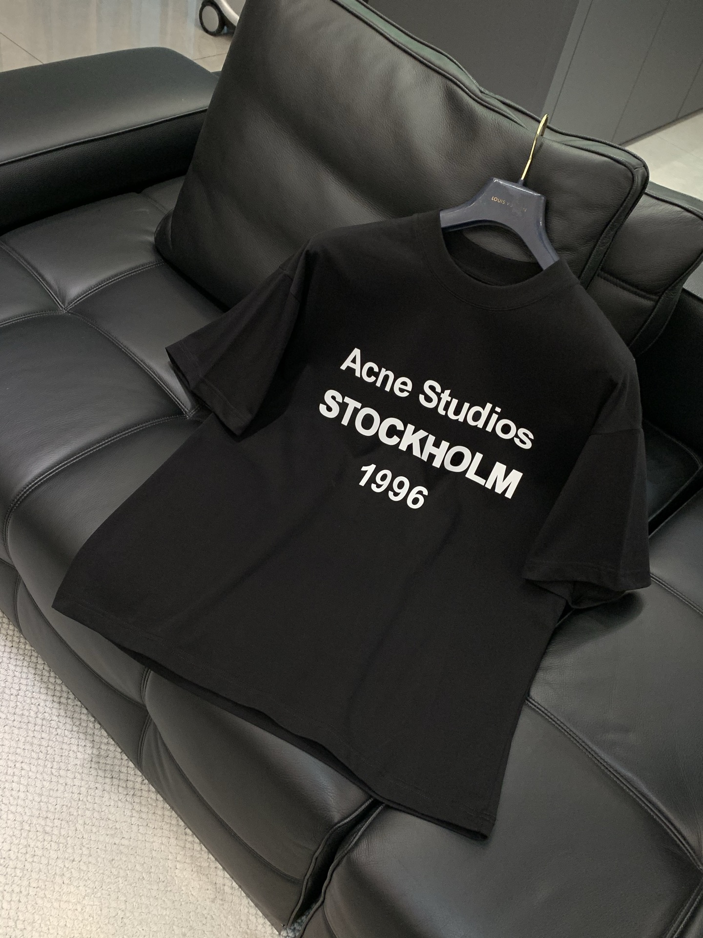 ，Acne Studios 瑞典时尚品牌，2026春夏最新款，时尚休闲圆领短袖T恤，官网专柜同步有售，原