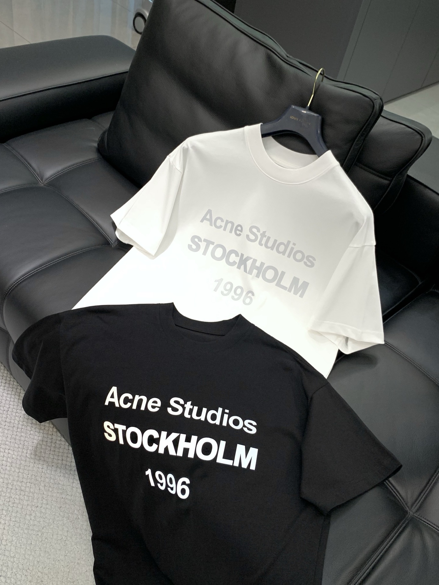 ，Acne Studios 瑞典时尚品牌，2026春夏最新款，时尚休闲圆领短袖T恤，官网专柜同步有售，原
