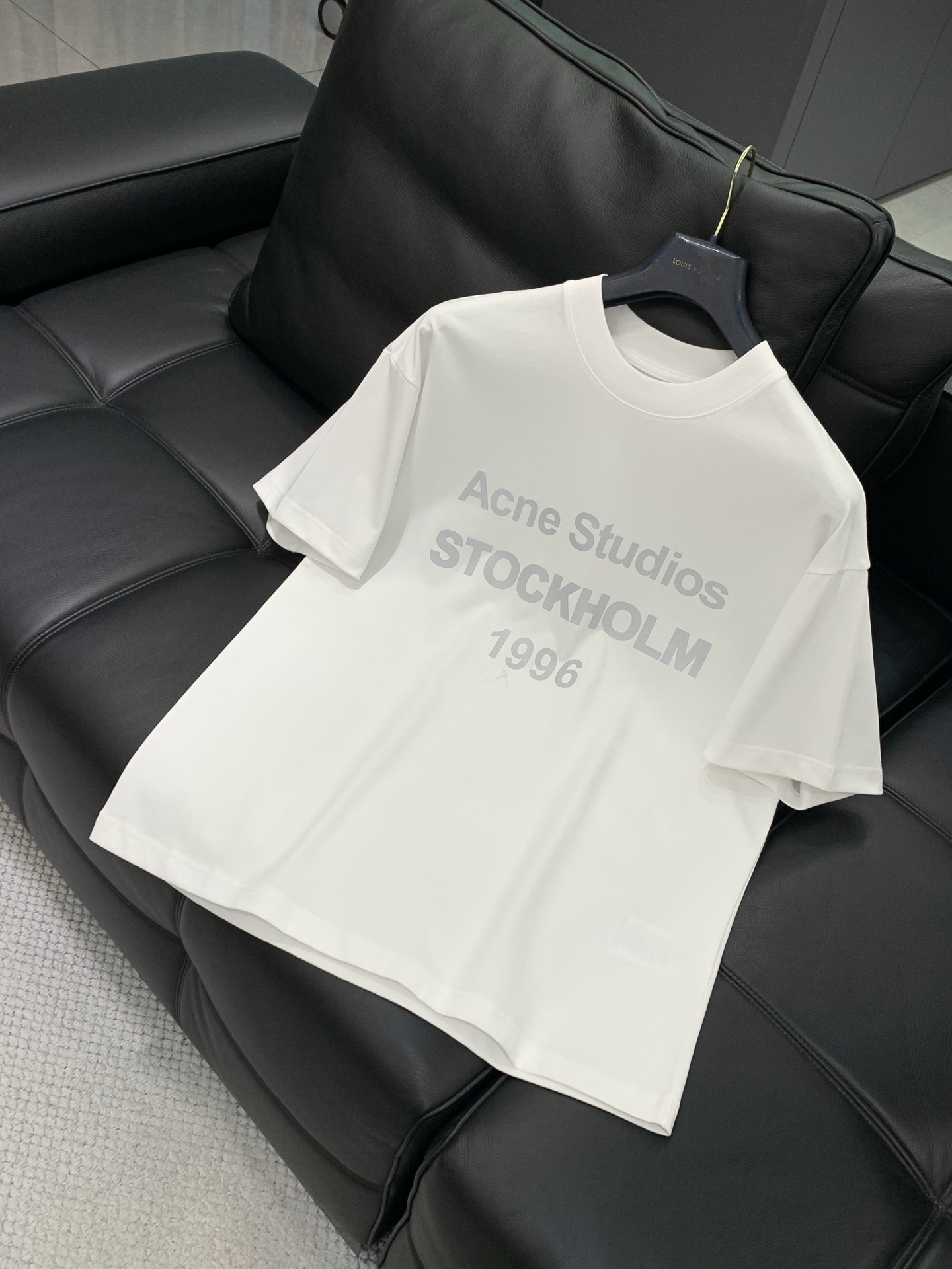 ，Acne Studios 瑞典时尚品牌，2026春夏最新款，时尚休闲圆领短袖T恤，官网专柜同步有售，原