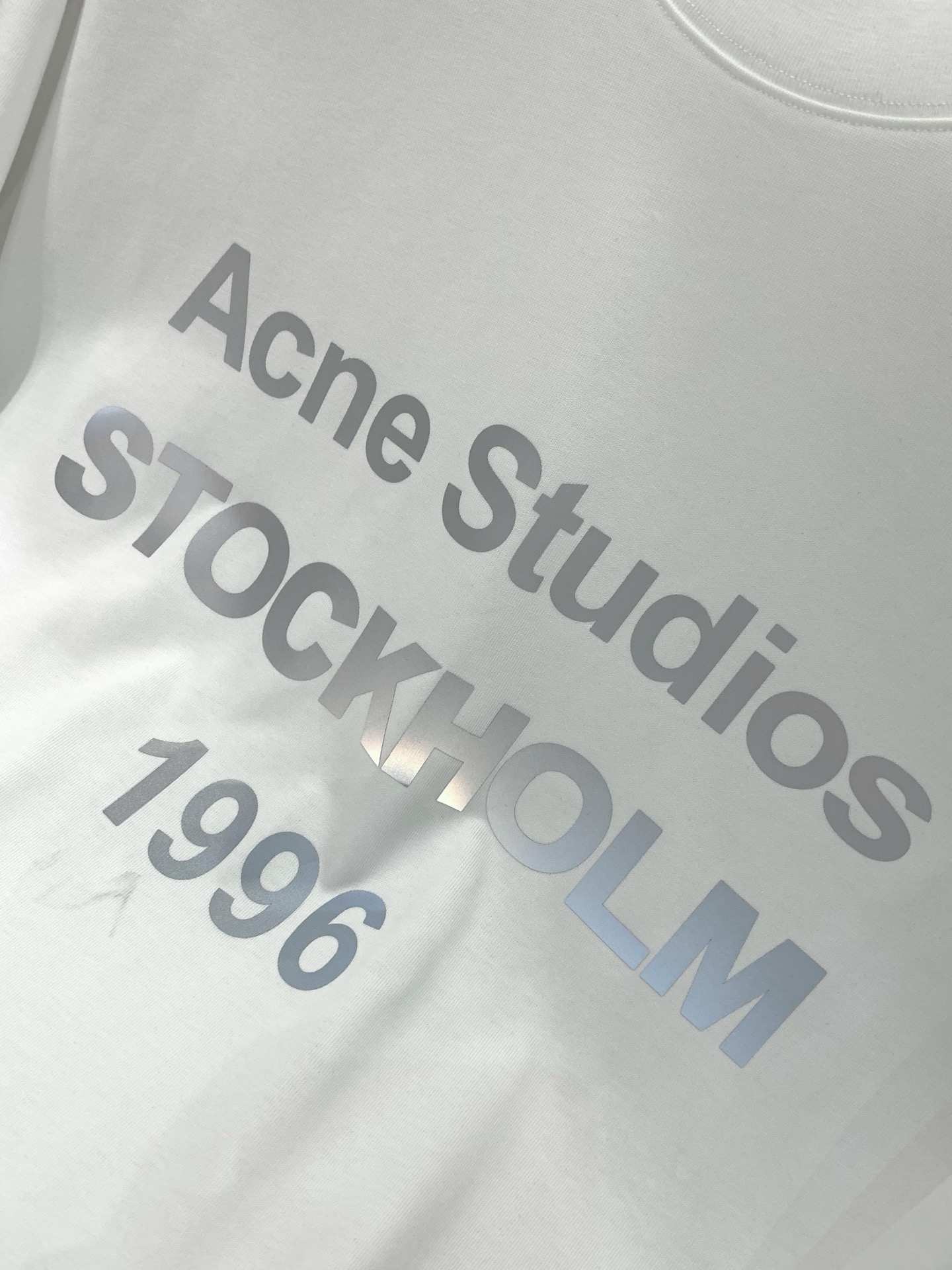 ，Acne Studios 瑞典时尚品牌，2026春夏最新款，时尚休闲圆领短袖T恤，官网专柜同步有售，原