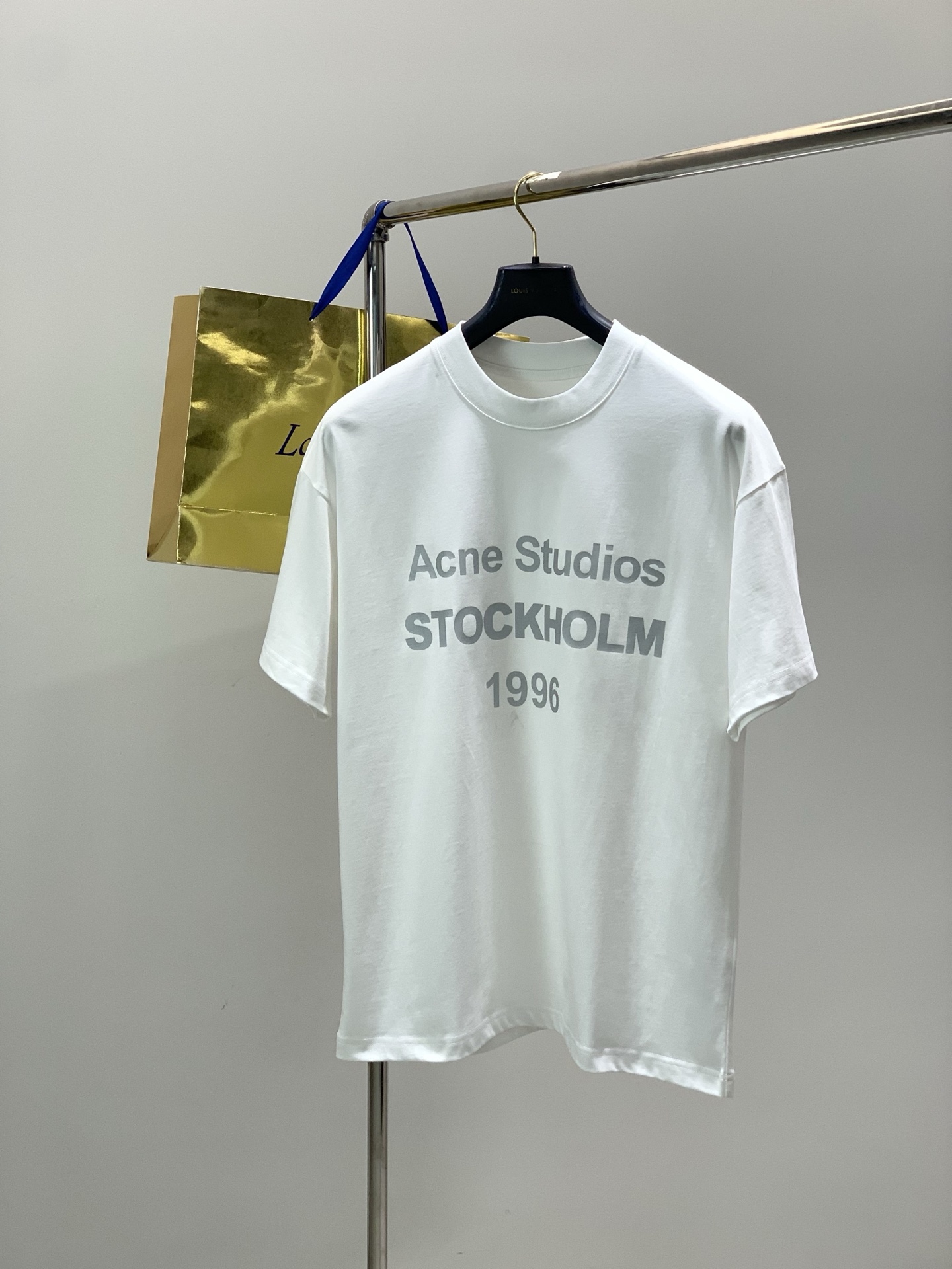 ，Acne Studios 瑞典时尚品牌，2026春夏最新款，时尚休闲圆领短袖T恤，官网专柜同步有售，原